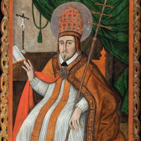 Zdjęcie nr 1: Obraz w kształcie stojącego prostokąta, w ozdobnej ramie. W centrum św. Grzegorz siedzący na tronie, ukazany do kolan, zwrócony en trois quarts w prawo; prawa ręka ugięta w łokciu z uniesioną otwartą dłonią, lewa wsparta na poręczy tronu z dłonią opuszczoną w dół podtrzymuje krzyż papieski. Twarz pociągła, o trójkątnej linii brody. Wyraźne rysy twarzy, oczy w kształcie migdałów, nos długi, prosty. Ubrany w obficie drapowaną w rurkowate fałdy rokietę o koronkowym zakończeniu rękawów. Na piersi czerwona stuła, na ramionach czerwona kapa o bogato zdobionej lamówce z przedstawieniem świętych, spięta na piersi dekoracyjną fibulą w formie kameryzowanej rozety. Na głowie tiara papieska. Wokół głowy nimb. W prawym górnym rogu obrazu podwieszona zielona kotara. W tle po lewej stronie stół z pasyjką oraz otwartą księgą. Na stole napis: S. ALEKSANDER. Kolorystyka ciemna, przytłumiona z przewagą brązów i czerwieni. Linearyzm, formy wydobyte konturem.