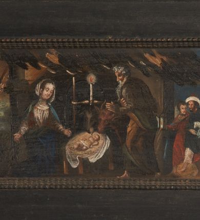 Zdjęcie nr 51: Nastawa ołtarzowa architektoniczna, jednoosiowa, jednokondygnacyjna, z wydzieloną predellą i zwieńczeniem, na cokole. Ołtarz kamienny z narzutem z tynku, sarkofagowy, wklęsło-wypukły. Mensa drewniana z portatylem z marmuru dębnickiego.Predella dekorowana płyciną w formie wydłużonego prostokąta z uszakami z malowanym przedstawieniem Bożego Narodzenia. Nastawa ujęta parą kolumn o kapitelach korynckich podtrzymujących pełne belkowanie belkowanie i gzyms, w części środkowej wyłamane ku górze trójbocznie. W polu środkowym nisza w formie stojącego prostokąta z uszakami, ujęta prostą ramą, wewnątrz gotycka szafa z figurą Matki Boskiej z Dzieciątkiem i czterech świętych dziewic. Na belkowaniu, w osi podpór figury św. Stanisława i św. Marcina (?). W zwieńczeniu ośmioboczny obraz z przedstawieniem Zwiastowania, w prostej ramie oraz bogatym obramieniu z ażurowych motywów ornamentu małżowinowo-chrząstkowego; u szczytu główka aniołka ze skrzydłami. Nastawa flankowana uszami utworzonymi z motywów ornamentu małżowinowo-chrząstkowego. W polu ponad niszą z obrazem rzeźbiona półpostać Boga Ojca. Gzyms u spodu dekorowany ornamentem małżowinowo-chrząstkowym. Struktura polichromowana na czarno, kapitele kolumn i część ornamentów srebrzone, pozostałe motywy ornamentalne złocone.