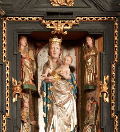 Zdjęcie nr 35: Nastawa ołtarzowa architektoniczna, jednoosiowa, jednokondygnacyjna, z wydzieloną predellą i zwieńczeniem, na cokole. Ołtarz kamienny z narzutem z tynku, sarkofagowy, wklęsło-wypukły. Mensa drewniana z portatylem z marmuru dębnickiego.Predella dekorowana płyciną w formie wydłużonego prostokąta z uszakami z malowanym przedstawieniem Bożego Narodzenia. Nastawa ujęta parą kolumn o kapitelach korynckich podtrzymujących pełne belkowanie belkowanie i gzyms, w części środkowej wyłamane ku górze trójbocznie. W polu środkowym nisza w formie stojącego prostokąta z uszakami, ujęta prostą ramą, wewnątrz gotycka szafa z figurą Matki Boskiej z Dzieciątkiem i czterech świętych dziewic. Na belkowaniu, w osi podpór figury św. Stanisława i św. Marcina (?). W zwieńczeniu ośmioboczny obraz z przedstawieniem Zwiastowania, w prostej ramie oraz bogatym obramieniu z ażurowych motywów ornamentu małżowinowo-chrząstkowego; u szczytu główka aniołka ze skrzydłami. Nastawa flankowana uszami utworzonymi z motywów ornamentu małżowinowo-chrząstkowego. W polu ponad niszą z obrazem rzeźbiona półpostać Boga Ojca. Gzyms u spodu dekorowany ornamentem małżowinowo-chrząstkowym. Struktura polichromowana na czarno, kapitele kolumn i część ornamentów srebrzone, pozostałe motywy ornamentalne złocone.