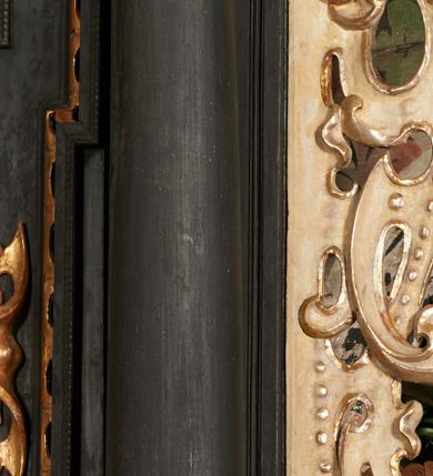 Zdjęcie nr 12: Nastawa ołtarzowa architektoniczna, jednoosiowa, jednokondygnacyjna, z wydzieloną predellą i zwieńczeniem, na cokole. Ołtarz kamienny z narzutem z tynku, sarkofagowy, wklęsło-wypukły. Mensa drewniana z portatylem z marmuru dębnickiego.Predella dekorowana płyciną w formie wydłużonego prostokąta z uszakami z malowanym przedstawieniem Bożego Narodzenia. Nastawa ujęta parą kolumn o kapitelach korynckich podtrzymujących pełne belkowanie belkowanie i gzyms, w części środkowej wyłamane ku górze trójbocznie. W polu środkowym nisza w formie stojącego prostokąta z uszakami, ujęta prostą ramą, wewnątrz gotycka szafa z figurą Matki Boskiej z Dzieciątkiem i czterech świętych dziewic. Na belkowaniu, w osi podpór figury św. Stanisława i św. Marcina (?). W zwieńczeniu ośmioboczny obraz z przedstawieniem Zwiastowania, w prostej ramie oraz bogatym obramieniu z ażurowych motywów ornamentu małżowinowo-chrząstkowego; u szczytu główka aniołka ze skrzydłami. Nastawa flankowana uszami utworzonymi z motywów ornamentu małżowinowo-chrząstkowego. W polu ponad niszą z obrazem rzeźbiona półpostać Boga Ojca. Gzyms u spodu dekorowany ornamentem małżowinowo-chrząstkowym. Struktura polichromowana na czarno, kapitele kolumn i część ornamentów srebrzone, pozostałe motywy ornamentalne złocone.