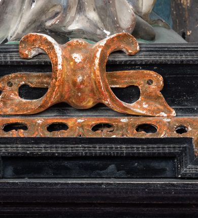 Zdjęcie nr 20: Nastawa ołtarzowa architektoniczna, jednoosiowa, jednokondygnacyjna, z wydzieloną predellą i zwieńczeniem, na cokole. Ołtarz kamienny z narzutem z tynku, sarkofagowy, wklęsło-wypukły. Mensa drewniana z portatylem z marmuru dębnickiego.Predella dekorowana płyciną w formie wydłużonego prostokąta z uszakami z malowanym przedstawieniem Bożego Narodzenia. Nastawa ujęta parą kolumn o kapitelach korynckich podtrzymujących pełne belkowanie belkowanie i gzyms, w części środkowej wyłamane ku górze trójbocznie. W polu środkowym nisza w formie stojącego prostokąta z uszakami, ujęta prostą ramą, wewnątrz gotycka szafa z figurą Matki Boskiej z Dzieciątkiem i czterech świętych dziewic. Na belkowaniu, w osi podpór figury św. Stanisława i św. Marcina (?). W zwieńczeniu ośmioboczny obraz z przedstawieniem Zwiastowania, w prostej ramie oraz bogatym obramieniu z ażurowych motywów ornamentu małżowinowo-chrząstkowego; u szczytu główka aniołka ze skrzydłami. Nastawa flankowana uszami utworzonymi z motywów ornamentu małżowinowo-chrząstkowego. W polu ponad niszą z obrazem rzeźbiona półpostać Boga Ojca. Gzyms u spodu dekorowany ornamentem małżowinowo-chrząstkowym. Struktura polichromowana na czarno, kapitele kolumn i część ornamentów srebrzone, pozostałe motywy ornamentalne złocone.