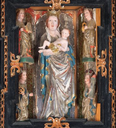 Zdjęcie nr 54: Nastawa ołtarzowa architektoniczna, jednoosiowa, jednokondygnacyjna, z wydzieloną predellą i zwieńczeniem, na cokole. Ołtarz kamienny z narzutem z tynku, sarkofagowy, wklęsło-wypukły. Mensa drewniana z portatylem z marmuru dębnickiego.Predella dekorowana płyciną w formie wydłużonego prostokąta z uszakami z malowanym przedstawieniem Bożego Narodzenia. Nastawa ujęta parą kolumn o kapitelach korynckich podtrzymujących pełne belkowanie belkowanie i gzyms, w części środkowej wyłamane ku górze trójbocznie. W polu środkowym nisza w formie stojącego prostokąta z uszakami, ujęta prostą ramą, wewnątrz gotycka szafa z figurą Matki Boskiej z Dzieciątkiem i czterech świętych dziewic. Na belkowaniu, w osi podpór figury św. Stanisława i św. Marcina (?). W zwieńczeniu ośmioboczny obraz z przedstawieniem Zwiastowania, w prostej ramie oraz bogatym obramieniu z ażurowych motywów ornamentu małżowinowo-chrząstkowego; u szczytu główka aniołka ze skrzydłami. Nastawa flankowana uszami utworzonymi z motywów ornamentu małżowinowo-chrząstkowego. W polu ponad niszą z obrazem rzeźbiona półpostać Boga Ojca. Gzyms u spodu dekorowany ornamentem małżowinowo-chrząstkowym. Struktura polichromowana na czarno, kapitele kolumn i część ornamentów srebrzone, pozostałe motywy ornamentalne złocone.