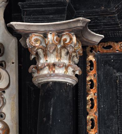 Zdjęcie nr 16: Nastawa ołtarzowa architektoniczna, jednoosiowa, jednokondygnacyjna, z wydzieloną predellą i zwieńczeniem, na cokole. Ołtarz kamienny z narzutem z tynku, sarkofagowy, wklęsło-wypukły. Mensa drewniana z portatylem z marmuru dębnickiego.Predella dekorowana płyciną w formie wydłużonego prostokąta z uszakami z malowanym przedstawieniem Bożego Narodzenia. Nastawa ujęta parą kolumn o kapitelach korynckich podtrzymujących pełne belkowanie belkowanie i gzyms, w części środkowej wyłamane ku górze trójbocznie. W polu środkowym nisza w formie stojącego prostokąta z uszakami, ujęta prostą ramą, wewnątrz gotycka szafa z figurą Matki Boskiej z Dzieciątkiem i czterech świętych dziewic. Na belkowaniu, w osi podpór figury św. Stanisława i św. Marcina (?). W zwieńczeniu ośmioboczny obraz z przedstawieniem Zwiastowania, w prostej ramie oraz bogatym obramieniu z ażurowych motywów ornamentu małżowinowo-chrząstkowego; u szczytu główka aniołka ze skrzydłami. Nastawa flankowana uszami utworzonymi z motywów ornamentu małżowinowo-chrząstkowego. W polu ponad niszą z obrazem rzeźbiona półpostać Boga Ojca. Gzyms u spodu dekorowany ornamentem małżowinowo-chrząstkowym. Struktura polichromowana na czarno, kapitele kolumn i część ornamentów srebrzone, pozostałe motywy ornamentalne złocone.