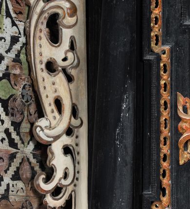 Zdjęcie nr 10: Nastawa ołtarzowa architektoniczna, jednoosiowa, jednokondygnacyjna, z wydzieloną predellą i zwieńczeniem, na cokole. Ołtarz kamienny z narzutem z tynku, sarkofagowy, wklęsło-wypukły. Mensa drewniana z portatylem z marmuru dębnickiego.Predella dekorowana płyciną w formie wydłużonego prostokąta z uszakami z malowanym przedstawieniem Bożego Narodzenia. Nastawa ujęta parą kolumn o kapitelach korynckich podtrzymujących pełne belkowanie belkowanie i gzyms, w części środkowej wyłamane ku górze trójbocznie. W polu środkowym nisza w formie stojącego prostokąta z uszakami, ujęta prostą ramą, wewnątrz gotycka szafa z figurą Matki Boskiej z Dzieciątkiem i czterech świętych dziewic. Na belkowaniu, w osi podpór figury św. Stanisława i św. Marcina (?). W zwieńczeniu ośmioboczny obraz z przedstawieniem Zwiastowania, w prostej ramie oraz bogatym obramieniu z ażurowych motywów ornamentu małżowinowo-chrząstkowego; u szczytu główka aniołka ze skrzydłami. Nastawa flankowana uszami utworzonymi z motywów ornamentu małżowinowo-chrząstkowego. W polu ponad niszą z obrazem rzeźbiona półpostać Boga Ojca. Gzyms u spodu dekorowany ornamentem małżowinowo-chrząstkowym. Struktura polichromowana na czarno, kapitele kolumn i część ornamentów srebrzone, pozostałe motywy ornamentalne złocone.