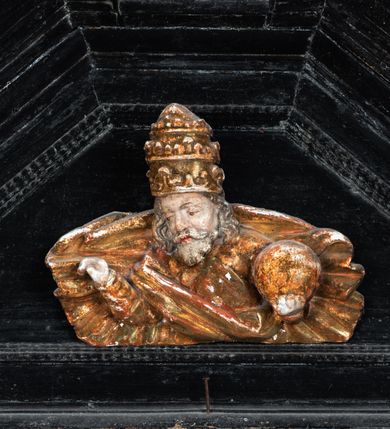 Zdjęcie nr 19: Nastawa ołtarzowa architektoniczna, jednoosiowa, jednokondygnacyjna, z wydzieloną predellą i zwieńczeniem, na cokole. Ołtarz kamienny z narzutem z tynku, sarkofagowy, wklęsło-wypukły. Mensa drewniana z portatylem z marmuru dębnickiego.Predella dekorowana płyciną w formie wydłużonego prostokąta z uszakami z malowanym przedstawieniem Bożego Narodzenia. Nastawa ujęta parą kolumn o kapitelach korynckich podtrzymujących pełne belkowanie belkowanie i gzyms, w części środkowej wyłamane ku górze trójbocznie. W polu środkowym nisza w formie stojącego prostokąta z uszakami, ujęta prostą ramą, wewnątrz gotycka szafa z figurą Matki Boskiej z Dzieciątkiem i czterech świętych dziewic. Na belkowaniu, w osi podpór figury św. Stanisława i św. Marcina (?). W zwieńczeniu ośmioboczny obraz z przedstawieniem Zwiastowania, w prostej ramie oraz bogatym obramieniu z ażurowych motywów ornamentu małżowinowo-chrząstkowego; u szczytu główka aniołka ze skrzydłami. Nastawa flankowana uszami utworzonymi z motywów ornamentu małżowinowo-chrząstkowego. W polu ponad niszą z obrazem rzeźbiona półpostać Boga Ojca. Gzyms u spodu dekorowany ornamentem małżowinowo-chrząstkowym. Struktura polichromowana na czarno, kapitele kolumn i część ornamentów srebrzone, pozostałe motywy ornamentalne złocone.