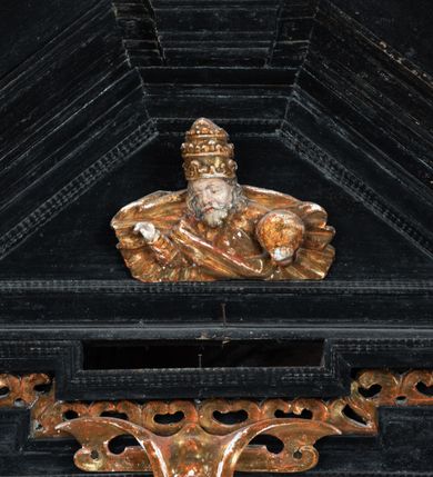 Zdjęcie nr 18: Nastawa ołtarzowa architektoniczna, jednoosiowa, jednokondygnacyjna, z wydzieloną predellą i zwieńczeniem, na cokole. Ołtarz kamienny z narzutem z tynku, sarkofagowy, wklęsło-wypukły. Mensa drewniana z portatylem z marmuru dębnickiego.Predella dekorowana płyciną w formie wydłużonego prostokąta z uszakami z malowanym przedstawieniem Bożego Narodzenia. Nastawa ujęta parą kolumn o kapitelach korynckich podtrzymujących pełne belkowanie belkowanie i gzyms, w części środkowej wyłamane ku górze trójbocznie. W polu środkowym nisza w formie stojącego prostokąta z uszakami, ujęta prostą ramą, wewnątrz gotycka szafa z figurą Matki Boskiej z Dzieciątkiem i czterech świętych dziewic. Na belkowaniu, w osi podpór figury św. Stanisława i św. Marcina (?). W zwieńczeniu ośmioboczny obraz z przedstawieniem Zwiastowania, w prostej ramie oraz bogatym obramieniu z ażurowych motywów ornamentu małżowinowo-chrząstkowego; u szczytu główka aniołka ze skrzydłami. Nastawa flankowana uszami utworzonymi z motywów ornamentu małżowinowo-chrząstkowego. W polu ponad niszą z obrazem rzeźbiona półpostać Boga Ojca. Gzyms u spodu dekorowany ornamentem małżowinowo-chrząstkowym. Struktura polichromowana na czarno, kapitele kolumn i część ornamentów srebrzone, pozostałe motywy ornamentalne złocone.