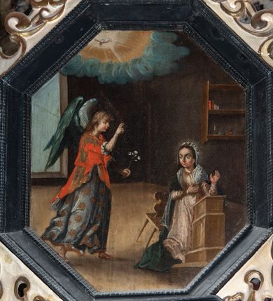 Zdjęcie nr 23: Nastawa ołtarzowa architektoniczna, jednoosiowa, jednokondygnacyjna, z wydzieloną predellą i zwieńczeniem, na cokole. Ołtarz kamienny z narzutem z tynku, sarkofagowy, wklęsło-wypukły. Mensa drewniana z portatylem z marmuru dębnickiego.Predella dekorowana płyciną w formie wydłużonego prostokąta z uszakami z malowanym przedstawieniem Bożego Narodzenia. Nastawa ujęta parą kolumn o kapitelach korynckich podtrzymujących pełne belkowanie belkowanie i gzyms, w części środkowej wyłamane ku górze trójbocznie. W polu środkowym nisza w formie stojącego prostokąta z uszakami, ujęta prostą ramą, wewnątrz gotycka szafa z figurą Matki Boskiej z Dzieciątkiem i czterech świętych dziewic. Na belkowaniu, w osi podpór figury św. Stanisława i św. Marcina (?). W zwieńczeniu ośmioboczny obraz z przedstawieniem Zwiastowania, w prostej ramie oraz bogatym obramieniu z ażurowych motywów ornamentu małżowinowo-chrząstkowego; u szczytu główka aniołka ze skrzydłami. Nastawa flankowana uszami utworzonymi z motywów ornamentu małżowinowo-chrząstkowego. W polu ponad niszą z obrazem rzeźbiona półpostać Boga Ojca. Gzyms u spodu dekorowany ornamentem małżowinowo-chrząstkowym. Struktura polichromowana na czarno, kapitele kolumn i część ornamentów srebrzone, pozostałe motywy ornamentalne złocone.