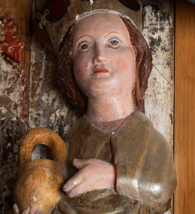 Zdjęcie nr 47: Nastawa ołtarzowa architektoniczna, jednoosiowa, jednokondygnacyjna, z wydzieloną predellą i zwieńczeniem, na cokole. Ołtarz kamienny z narzutem z tynku, sarkofagowy, wklęsło-wypukły. Mensa drewniana z portatylem z marmuru dębnickiego.Predella dekorowana płyciną w formie wydłużonego prostokąta z uszakami z malowanym przedstawieniem Bożego Narodzenia. Nastawa ujęta parą kolumn o kapitelach korynckich podtrzymujących pełne belkowanie belkowanie i gzyms, w części środkowej wyłamane ku górze trójbocznie. W polu środkowym nisza w formie stojącego prostokąta z uszakami, ujęta prostą ramą, wewnątrz gotycka szafa z figurą Matki Boskiej z Dzieciątkiem i czterech świętych dziewic. Na belkowaniu, w osi podpór figury św. Stanisława i św. Marcina (?). W zwieńczeniu ośmioboczny obraz z przedstawieniem Zwiastowania, w prostej ramie oraz bogatym obramieniu z ażurowych motywów ornamentu małżowinowo-chrząstkowego; u szczytu główka aniołka ze skrzydłami. Nastawa flankowana uszami utworzonymi z motywów ornamentu małżowinowo-chrząstkowego. W polu ponad niszą z obrazem rzeźbiona półpostać Boga Ojca. Gzyms u spodu dekorowany ornamentem małżowinowo-chrząstkowym. Struktura polichromowana na czarno, kapitele kolumn i część ornamentów srebrzone, pozostałe motywy ornamentalne złocone.