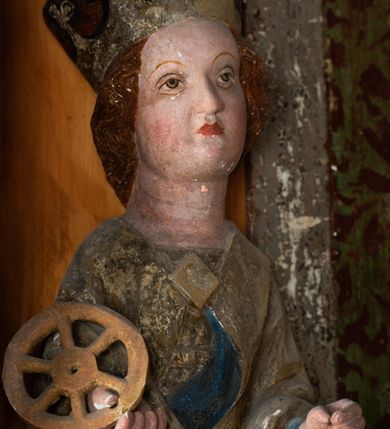 Zdjęcie nr 43: Nastawa ołtarzowa architektoniczna, jednoosiowa, jednokondygnacyjna, z wydzieloną predellą i zwieńczeniem, na cokole. Ołtarz kamienny z narzutem z tynku, sarkofagowy, wklęsło-wypukły. Mensa drewniana z portatylem z marmuru dębnickiego.Predella dekorowana płyciną w formie wydłużonego prostokąta z uszakami z malowanym przedstawieniem Bożego Narodzenia. Nastawa ujęta parą kolumn o kapitelach korynckich podtrzymujących pełne belkowanie belkowanie i gzyms, w części środkowej wyłamane ku górze trójbocznie. W polu środkowym nisza w formie stojącego prostokąta z uszakami, ujęta prostą ramą, wewnątrz gotycka szafa z figurą Matki Boskiej z Dzieciątkiem i czterech świętych dziewic. Na belkowaniu, w osi podpór figury św. Stanisława i św. Marcina (?). W zwieńczeniu ośmioboczny obraz z przedstawieniem Zwiastowania, w prostej ramie oraz bogatym obramieniu z ażurowych motywów ornamentu małżowinowo-chrząstkowego; u szczytu główka aniołka ze skrzydłami. Nastawa flankowana uszami utworzonymi z motywów ornamentu małżowinowo-chrząstkowego. W polu ponad niszą z obrazem rzeźbiona półpostać Boga Ojca. Gzyms u spodu dekorowany ornamentem małżowinowo-chrząstkowym. Struktura polichromowana na czarno, kapitele kolumn i część ornamentów srebrzone, pozostałe motywy ornamentalne złocone.