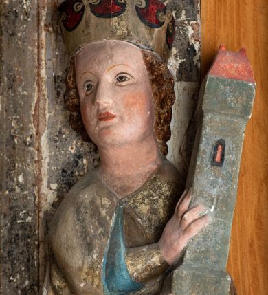 Zdjęcie nr 48: Nastawa ołtarzowa architektoniczna, jednoosiowa, jednokondygnacyjna, z wydzieloną predellą i zwieńczeniem, na cokole. Ołtarz kamienny z narzutem z tynku, sarkofagowy, wklęsło-wypukły. Mensa drewniana z portatylem z marmuru dębnickiego.Predella dekorowana płyciną w formie wydłużonego prostokąta z uszakami z malowanym przedstawieniem Bożego Narodzenia. Nastawa ujęta parą kolumn o kapitelach korynckich podtrzymujących pełne belkowanie belkowanie i gzyms, w części środkowej wyłamane ku górze trójbocznie. W polu środkowym nisza w formie stojącego prostokąta z uszakami, ujęta prostą ramą, wewnątrz gotycka szafa z figurą Matki Boskiej z Dzieciątkiem i czterech świętych dziewic. Na belkowaniu, w osi podpór figury św. Stanisława i św. Marcina (?). W zwieńczeniu ośmioboczny obraz z przedstawieniem Zwiastowania, w prostej ramie oraz bogatym obramieniu z ażurowych motywów ornamentu małżowinowo-chrząstkowego; u szczytu główka aniołka ze skrzydłami. Nastawa flankowana uszami utworzonymi z motywów ornamentu małżowinowo-chrząstkowego. W polu ponad niszą z obrazem rzeźbiona półpostać Boga Ojca. Gzyms u spodu dekorowany ornamentem małżowinowo-chrząstkowym. Struktura polichromowana na czarno, kapitele kolumn i część ornamentów srebrzone, pozostałe motywy ornamentalne złocone.