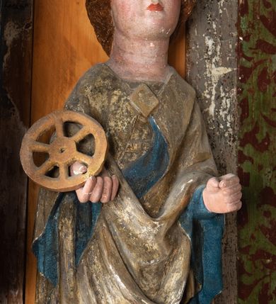 Zdjęcie nr 42: Nastawa ołtarzowa architektoniczna, jednoosiowa, jednokondygnacyjna, z wydzieloną predellą i zwieńczeniem, na cokole. Ołtarz kamienny z narzutem z tynku, sarkofagowy, wklęsło-wypukły. Mensa drewniana z portatylem z marmuru dębnickiego.Predella dekorowana płyciną w formie wydłużonego prostokąta z uszakami z malowanym przedstawieniem Bożego Narodzenia. Nastawa ujęta parą kolumn o kapitelach korynckich podtrzymujących pełne belkowanie belkowanie i gzyms, w części środkowej wyłamane ku górze trójbocznie. W polu środkowym nisza w formie stojącego prostokąta z uszakami, ujęta prostą ramą, wewnątrz gotycka szafa z figurą Matki Boskiej z Dzieciątkiem i czterech świętych dziewic. Na belkowaniu, w osi podpór figury św. Stanisława i św. Marcina (?). W zwieńczeniu ośmioboczny obraz z przedstawieniem Zwiastowania, w prostej ramie oraz bogatym obramieniu z ażurowych motywów ornamentu małżowinowo-chrząstkowego; u szczytu główka aniołka ze skrzydłami. Nastawa flankowana uszami utworzonymi z motywów ornamentu małżowinowo-chrząstkowego. W polu ponad niszą z obrazem rzeźbiona półpostać Boga Ojca. Gzyms u spodu dekorowany ornamentem małżowinowo-chrząstkowym. Struktura polichromowana na czarno, kapitele kolumn i część ornamentów srebrzone, pozostałe motywy ornamentalne złocone.