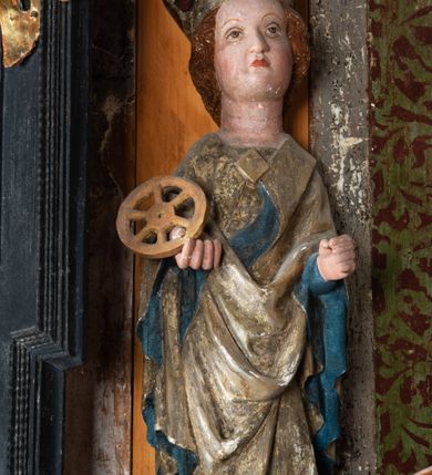 Zdjęcie nr 41: Nastawa ołtarzowa architektoniczna, jednoosiowa, jednokondygnacyjna, z wydzieloną predellą i zwieńczeniem, na cokole. Ołtarz kamienny z narzutem z tynku, sarkofagowy, wklęsło-wypukły. Mensa drewniana z portatylem z marmuru dębnickiego.Predella dekorowana płyciną w formie wydłużonego prostokąta z uszakami z malowanym przedstawieniem Bożego Narodzenia. Nastawa ujęta parą kolumn o kapitelach korynckich podtrzymujących pełne belkowanie belkowanie i gzyms, w części środkowej wyłamane ku górze trójbocznie. W polu środkowym nisza w formie stojącego prostokąta z uszakami, ujęta prostą ramą, wewnątrz gotycka szafa z figurą Matki Boskiej z Dzieciątkiem i czterech świętych dziewic. Na belkowaniu, w osi podpór figury św. Stanisława i św. Marcina (?). W zwieńczeniu ośmioboczny obraz z przedstawieniem Zwiastowania, w prostej ramie oraz bogatym obramieniu z ażurowych motywów ornamentu małżowinowo-chrząstkowego; u szczytu główka aniołka ze skrzydłami. Nastawa flankowana uszami utworzonymi z motywów ornamentu małżowinowo-chrząstkowego. W polu ponad niszą z obrazem rzeźbiona półpostać Boga Ojca. Gzyms u spodu dekorowany ornamentem małżowinowo-chrząstkowym. Struktura polichromowana na czarno, kapitele kolumn i część ornamentów srebrzone, pozostałe motywy ornamentalne złocone.