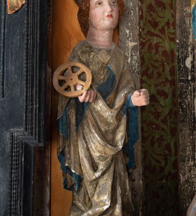 Zdjęcie nr 40: Nastawa ołtarzowa architektoniczna, jednoosiowa, jednokondygnacyjna, z wydzieloną predellą i zwieńczeniem, na cokole. Ołtarz kamienny z narzutem z tynku, sarkofagowy, wklęsło-wypukły. Mensa drewniana z portatylem z marmuru dębnickiego.Predella dekorowana płyciną w formie wydłużonego prostokąta z uszakami z malowanym przedstawieniem Bożego Narodzenia. Nastawa ujęta parą kolumn o kapitelach korynckich podtrzymujących pełne belkowanie belkowanie i gzyms, w części środkowej wyłamane ku górze trójbocznie. W polu środkowym nisza w formie stojącego prostokąta z uszakami, ujęta prostą ramą, wewnątrz gotycka szafa z figurą Matki Boskiej z Dzieciątkiem i czterech świętych dziewic. Na belkowaniu, w osi podpór figury św. Stanisława i św. Marcina (?). W zwieńczeniu ośmioboczny obraz z przedstawieniem Zwiastowania, w prostej ramie oraz bogatym obramieniu z ażurowych motywów ornamentu małżowinowo-chrząstkowego; u szczytu główka aniołka ze skrzydłami. Nastawa flankowana uszami utworzonymi z motywów ornamentu małżowinowo-chrząstkowego. W polu ponad niszą z obrazem rzeźbiona półpostać Boga Ojca. Gzyms u spodu dekorowany ornamentem małżowinowo-chrząstkowym. Struktura polichromowana na czarno, kapitele kolumn i część ornamentów srebrzone, pozostałe motywy ornamentalne złocone.