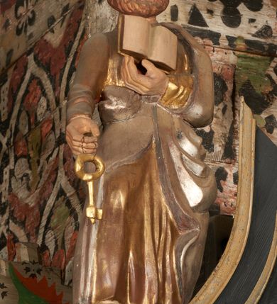 Zdjęcie nr 20: Nastawa ołtarzowa architektoniczna, jednoosiowa, jednokondygnacyjna z wydzieloną predellą i zwieńczeniem. Mensa drewniana. Kondygnacja ujęta parą kolumn o kompozytowych kapitelach podtrzymujących architraw i fryz oraz gzyms, nad polem środkowym formę wyłamane ku górze trójbocznie, występujące w osi podpór. W polu środkowym nisza w formie stojącego prostokąta ujętego prostą ramą; wewnątrz obraz Św. Grzegorz. W polu, ponad obrazem, główka aniołka ze skrzydłami.  W zwieńczeniu Oko Opatrzności w glorii promienistej, flankowane odcinkami przerwanego przyczółka oraz rzeźby Św. Piotr i Św. Andrzej umieszczone w osi podpór. Nastawa ujęta uszami utworzonymi z motywów stylizowanej małżowiny. Cokoły kolumn i predella dekorowane płycinami. Nisza w polu środkowym ujęta ornamentem roślinnym. u spodu fragmenty gzymsu dekorowane ornamentem roślinno-geometrycznym.Struktura polichromowana na czarno, profile srebrzone, motywy ornamentalne złocone. Na odwrocie portatylu napis: ANNO DNI 1761. DIE 7 …. IN ECCLESIA CATHEDRALI HOC ALTARE PORTATILE [CONSECR]ATUM EST AB ILUSTRISSIMO REVENDERISSIMO DOMINO TOMAE ZIENGO EPISCOPO' AREOPOLITANO ET SUFRAGANO RIE ALBAE RUSSIAE CUSTODIE PRAELATIAE CATHEDRALI VILNENSI SECRETARIO MAGNE DUCATI LITHUANIAE CUI IMPOSITAE SUNT RELIQUIAE SANCTORUM EUTYCHII ANDFUANDI ET ALIIS MILIUM MARTYRUM ET QUORAM FIDEN … ET SIGILLO MUNIO.…. Pieczęć z herbem własnym Poniżej herb Zadzika i napis: ANTONIUS ZAUDZI CRAC CAPIT. VOTTO … HOC ALTARE PORTATILE ANNO 1761 CONSECRATUM ANNO 1847 SEPTEMBRIS 16 ILUSTRISSIMO REVENDERISSIMO DOMINO CASEMIRO DMOCHOWSKI EPISCOPO MITTER… SUFFR. CURANIENSE … EQUITE RECTIS ET INVENTIS INTROIS? SACER …FERIBUS RELIQUII SIGILLO EIUSDEM ILUSTRISSIMI EPISCOPI MUNITUM TESOR EGO JACOBUS CAROLEWICZ VICAR. ECCLEIAE CATHEDRALI VILNENSIS ORDINARIUS SANCTI STANISLAI TERIUM CLASSIQUES MPR' [MANU PROPRIAE]