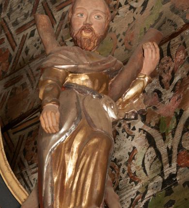 Zdjęcie nr 26: Nastawa ołtarzowa architektoniczna, jednoosiowa, jednokondygnacyjna z wydzieloną predellą i zwieńczeniem. Mensa drewniana. Kondygnacja ujęta parą kolumn o kompozytowych kapitelach podtrzymujących architraw i fryz oraz gzyms, nad polem środkowym formę wyłamane ku górze trójbocznie, występujące w osi podpór. W polu środkowym nisza w formie stojącego prostokąta ujętego prostą ramą; wewnątrz obraz Św. Grzegorz. W polu, ponad obrazem, główka aniołka ze skrzydłami.  W zwieńczeniu Oko Opatrzności w glorii promienistej, flankowane odcinkami przerwanego przyczółka oraz rzeźby Św. Piotr i Św. Andrzej umieszczone w osi podpór. Nastawa ujęta uszami utworzonymi z motywów stylizowanej małżowiny. Cokoły kolumn i predella dekorowane płycinami. Nisza w polu środkowym ujęta ornamentem roślinnym. u spodu fragmenty gzymsu dekorowane ornamentem roślinno-geometrycznym.Struktura polichromowana na czarno, profile srebrzone, motywy ornamentalne złocone. Na odwrocie portatylu napis: ANNO DNI 1761. DIE 7 …. IN ECCLESIA CATHEDRALI HOC ALTARE PORTATILE [CONSECR]ATUM EST AB ILUSTRISSIMO REVENDERISSIMO DOMINO TOMAE ZIENGO EPISCOPO' AREOPOLITANO ET SUFRAGANO RIE ALBAE RUSSIAE CUSTODIE PRAELATIAE CATHEDRALI VILNENSI SECRETARIO MAGNE DUCATI LITHUANIAE CUI IMPOSITAE SUNT RELIQUIAE SANCTORUM EUTYCHII ANDFUANDI ET ALIIS MILIUM MARTYRUM ET QUORAM FIDEN … ET SIGILLO MUNIO.…. Pieczęć z herbem własnym Poniżej herb Zadzika i napis: ANTONIUS ZAUDZI CRAC CAPIT. VOTTO … HOC ALTARE PORTATILE ANNO 1761 CONSECRATUM ANNO 1847 SEPTEMBRIS 16 ILUSTRISSIMO REVENDERISSIMO DOMINO CASEMIRO DMOCHOWSKI EPISCOPO MITTER… SUFFR. CURANIENSE … EQUITE RECTIS ET INVENTIS INTROIS? SACER …FERIBUS RELIQUII SIGILLO EIUSDEM ILUSTRISSIMI EPISCOPI MUNITUM TESOR EGO JACOBUS CAROLEWICZ VICAR. ECCLEIAE CATHEDRALI VILNENSIS ORDINARIUS SANCTI STANISLAI TERIUM CLASSIQUES MPR' [MANU PROPRIAE]