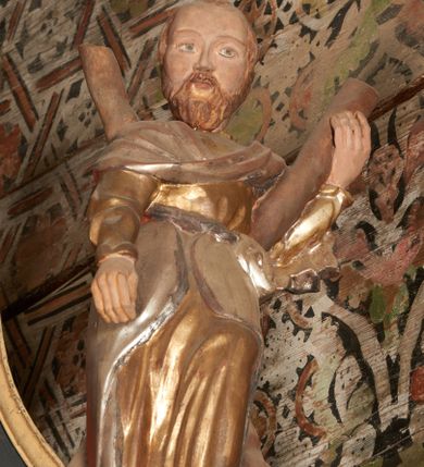 Zdjęcie nr 27: Nastawa ołtarzowa architektoniczna, jednoosiowa, jednokondygnacyjna z wydzieloną predellą i zwieńczeniem. Mensa drewniana. Kondygnacja ujęta parą kolumn o kompozytowych kapitelach podtrzymujących architraw i fryz oraz gzyms, nad polem środkowym formę wyłamane ku górze trójbocznie, występujące w osi podpór. W polu środkowym nisza w formie stojącego prostokąta ujętego prostą ramą; wewnątrz obraz Św. Grzegorz. W polu, ponad obrazem, główka aniołka ze skrzydłami.  W zwieńczeniu Oko Opatrzności w glorii promienistej, flankowane odcinkami przerwanego przyczółka oraz rzeźby Św. Piotr i Św. Andrzej umieszczone w osi podpór. Nastawa ujęta uszami utworzonymi z motywów stylizowanej małżowiny. Cokoły kolumn i predella dekorowane płycinami. Nisza w polu środkowym ujęta ornamentem roślinnym. u spodu fragmenty gzymsu dekorowane ornamentem roślinno-geometrycznym.Struktura polichromowana na czarno, profile srebrzone, motywy ornamentalne złocone. Na odwrocie portatylu napis: ANNO DNI 1761. DIE 7 …. IN ECCLESIA CATHEDRALI HOC ALTARE PORTATILE [CONSECR]ATUM EST AB ILUSTRISSIMO REVENDERISSIMO DOMINO TOMAE ZIENGO EPISCOPO&#039; AREOPOLITANO ET SUFRAGANO RIE ALBAE RUSSIAE CUSTODIE PRAELATIAE CATHEDRALI VILNENSI SECRETARIO MAGNE DUCATI LITHUANIAE CUI IMPOSITAE SUNT RELIQUIAE SANCTORUM EUTYCHII ANDFUANDI ET ALIIS MILIUM MARTYRUM ET QUORAM FIDEN … ET SIGILLO MUNIO.…. Pieczęć z herbem własnym Poniżej herb Zadzika i napis: ANTONIUS ZAUDZI CRAC CAPIT. VOTTO … HOC ALTARE PORTATILE ANNO 1761 CONSECRATUM ANNO 1847 SEPTEMBRIS 16 ILUSTRISSIMO REVENDERISSIMO DOMINO CASEMIRO DMOCHOWSKI EPISCOPO MITTER… SUFFR. CURANIENSE … EQUITE RECTIS ET INVENTIS INTROIS? SACER …FERIBUS RELIQUII SIGILLO EIUSDEM ILUSTRISSIMI EPISCOPI MUNITUM TESOR EGO JACOBUS CAROLEWICZ VICAR. ECCLEIAE CATHEDRALI VILNENSIS ORDINARIUS SANCTI STANISLAI TERIUM CLASSIQUES MPR&#039; [MANU PROPRIAE]