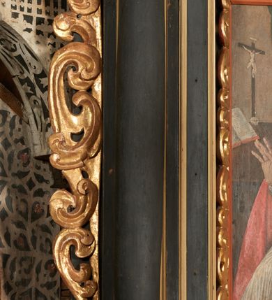 Zdjęcie nr 30: Nastawa ołtarzowa architektoniczna, jednoosiowa, jednokondygnacyjna z wydzieloną predellą i zwieńczeniem. Mensa drewniana. Kondygnacja ujęta parą kolumn o kompozytowych kapitelach podtrzymujących architraw i fryz oraz gzyms, nad polem środkowym formę wyłamane ku górze trójbocznie, występujące w osi podpór. W polu środkowym nisza w formie stojącego prostokąta ujętego prostą ramą; wewnątrz obraz Św. Grzegorz. W polu, ponad obrazem, główka aniołka ze skrzydłami.  W zwieńczeniu Oko Opatrzności w glorii promienistej, flankowane odcinkami przerwanego przyczółka oraz rzeźby Św. Piotr i Św. Andrzej umieszczone w osi podpór. Nastawa ujęta uszami utworzonymi z motywów stylizowanej małżowiny. Cokoły kolumn i predella dekorowane płycinami. Nisza w polu środkowym ujęta ornamentem roślinnym. u spodu fragmenty gzymsu dekorowane ornamentem roślinno-geometrycznym.Struktura polichromowana na czarno, profile srebrzone, motywy ornamentalne złocone. Na odwrocie portatylu napis: ANNO DNI 1761. DIE 7 …. IN ECCLESIA CATHEDRALI HOC ALTARE PORTATILE [CONSECR]ATUM EST AB ILUSTRISSIMO REVENDERISSIMO DOMINO TOMAE ZIENGO EPISCOPO&#039; AREOPOLITANO ET SUFRAGANO RIE ALBAE RUSSIAE CUSTODIE PRAELATIAE CATHEDRALI VILNENSI SECRETARIO MAGNE DUCATI LITHUANIAE CUI IMPOSITAE SUNT RELIQUIAE SANCTORUM EUTYCHII ANDFUANDI ET ALIIS MILIUM MARTYRUM ET QUORAM FIDEN … ET SIGILLO MUNIO.…. Pieczęć z herbem własnym Poniżej herb Zadzika i napis: ANTONIUS ZAUDZI CRAC CAPIT. VOTTO … HOC ALTARE PORTATILE ANNO 1761 CONSECRATUM ANNO 1847 SEPTEMBRIS 16 ILUSTRISSIMO REVENDERISSIMO DOMINO CASEMIRO DMOCHOWSKI EPISCOPO MITTER… SUFFR. CURANIENSE … EQUITE RECTIS ET INVENTIS INTROIS? SACER …FERIBUS RELIQUII SIGILLO EIUSDEM ILUSTRISSIMI EPISCOPI MUNITUM TESOR EGO JACOBUS CAROLEWICZ VICAR. ECCLEIAE CATHEDRALI VILNENSIS ORDINARIUS SANCTI STANISLAI TERIUM CLASSIQUES MPR&#039; [MANU PROPRIAE]