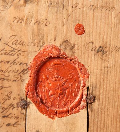 Zdjęcie nr 29: Nastawa ołtarzowa architektoniczna, jednoosiowa, jednokondygnacyjna z wydzieloną predellą i zwieńczeniem. Mensa drewniana. Kondygnacja ujęta parą kolumn o kompozytowych kapitelach podtrzymujących architraw i fryz oraz gzyms, nad polem środkowym formę wyłamane ku górze trójbocznie, występujące w osi podpór. W polu środkowym nisza w formie stojącego prostokąta ujętego prostą ramą; wewnątrz obraz Św. Grzegorz. W polu, ponad obrazem, główka aniołka ze skrzydłami.  W zwieńczeniu Oko Opatrzności w glorii promienistej, flankowane odcinkami przerwanego przyczółka oraz rzeźby Św. Piotr i Św. Andrzej umieszczone w osi podpór. Nastawa ujęta uszami utworzonymi z motywów stylizowanej małżowiny. Cokoły kolumn i predella dekorowane płycinami. Nisza w polu środkowym ujęta ornamentem roślinnym. u spodu fragmenty gzymsu dekorowane ornamentem roślinno-geometrycznym.Struktura polichromowana na czarno, profile srebrzone, motywy ornamentalne złocone. Na odwrocie portatylu napis: ANNO DNI 1761. DIE 7 …. IN ECCLESIA CATHEDRALI HOC ALTARE PORTATILE [CONSECR]ATUM EST AB ILUSTRISSIMO REVENDERISSIMO DOMINO TOMAE ZIENGO EPISCOPO' AREOPOLITANO ET SUFRAGANO RIE ALBAE RUSSIAE CUSTODIE PRAELATIAE CATHEDRALI VILNENSI SECRETARIO MAGNE DUCATI LITHUANIAE CUI IMPOSITAE SUNT RELIQUIAE SANCTORUM EUTYCHII ANDFUANDI ET ALIIS MILIUM MARTYRUM ET QUORAM FIDEN … ET SIGILLO MUNIO.…. Pieczęć z herbem własnym Poniżej herb Zadzika i napis: ANTONIUS ZAUDZI CRAC CAPIT. VOTTO … HOC ALTARE PORTATILE ANNO 1761 CONSECRATUM ANNO 1847 SEPTEMBRIS 16 ILUSTRISSIMO REVENDERISSIMO DOMINO CASEMIRO DMOCHOWSKI EPISCOPO MITTER… SUFFR. CURANIENSE … EQUITE RECTIS ET INVENTIS INTROIS? SACER …FERIBUS RELIQUII SIGILLO EIUSDEM ILUSTRISSIMI EPISCOPI MUNITUM TESOR EGO JACOBUS CAROLEWICZ VICAR. ECCLEIAE CATHEDRALI VILNENSIS ORDINARIUS SANCTI STANISLAI TERIUM CLASSIQUES MPR' [MANU PROPRIAE]