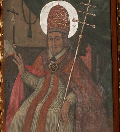 Zdjęcie nr 14: Nastawa ołtarzowa architektoniczna, jednoosiowa, jednokondygnacyjna z wydzieloną predellą i zwieńczeniem. Mensa drewniana. Kondygnacja ujęta parą kolumn o kompozytowych kapitelach podtrzymujących architraw i fryz oraz gzyms, nad polem środkowym formę wyłamane ku górze trójbocznie, występujące w osi podpór. W polu środkowym nisza w formie stojącego prostokąta ujętego prostą ramą; wewnątrz obraz Św. Grzegorz. W polu, ponad obrazem, główka aniołka ze skrzydłami.  W zwieńczeniu Oko Opatrzności w glorii promienistej, flankowane odcinkami przerwanego przyczółka oraz rzeźby Św. Piotr i Św. Andrzej umieszczone w osi podpór. Nastawa ujęta uszami utworzonymi z motywów stylizowanej małżowiny. Cokoły kolumn i predella dekorowane płycinami. Nisza w polu środkowym ujęta ornamentem roślinnym. u spodu fragmenty gzymsu dekorowane ornamentem roślinno-geometrycznym.Struktura polichromowana na czarno, profile srebrzone, motywy ornamentalne złocone. Na odwrocie portatylu napis: ANNO DNI 1761. DIE 7 …. IN ECCLESIA CATHEDRALI HOC ALTARE PORTATILE [CONSECR]ATUM EST AB ILUSTRISSIMO REVENDERISSIMO DOMINO TOMAE ZIENGO EPISCOPO' AREOPOLITANO ET SUFRAGANO RIE ALBAE RUSSIAE CUSTODIE PRAELATIAE CATHEDRALI VILNENSI SECRETARIO MAGNE DUCATI LITHUANIAE CUI IMPOSITAE SUNT RELIQUIAE SANCTORUM EUTYCHII ANDFUANDI ET ALIIS MILIUM MARTYRUM ET QUORAM FIDEN … ET SIGILLO MUNIO.…. Pieczęć z herbem własnym Poniżej herb Zadzika i napis: ANTONIUS ZAUDZI CRAC CAPIT. VOTTO … HOC ALTARE PORTATILE ANNO 1761 CONSECRATUM ANNO 1847 SEPTEMBRIS 16 ILUSTRISSIMO REVENDERISSIMO DOMINO CASEMIRO DMOCHOWSKI EPISCOPO MITTER… SUFFR. CURANIENSE … EQUITE RECTIS ET INVENTIS INTROIS? SACER …FERIBUS RELIQUII SIGILLO EIUSDEM ILUSTRISSIMI EPISCOPI MUNITUM TESOR EGO JACOBUS CAROLEWICZ VICAR. ECCLEIAE CATHEDRALI VILNENSIS ORDINARIUS SANCTI STANISLAI TERIUM CLASSIQUES MPR' [MANU PROPRIAE]