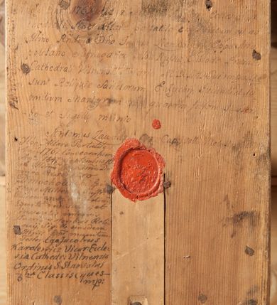 Zdjęcie nr 28: Nastawa ołtarzowa architektoniczna, jednoosiowa, jednokondygnacyjna z wydzieloną predellą i zwieńczeniem. Mensa drewniana. Kondygnacja ujęta parą kolumn o kompozytowych kapitelach podtrzymujących architraw i fryz oraz gzyms, nad polem środkowym formę wyłamane ku górze trójbocznie, występujące w osi podpór. W polu środkowym nisza w formie stojącego prostokąta ujętego prostą ramą; wewnątrz obraz Św. Grzegorz. W polu, ponad obrazem, główka aniołka ze skrzydłami.  W zwieńczeniu Oko Opatrzności w glorii promienistej, flankowane odcinkami przerwanego przyczółka oraz rzeźby Św. Piotr i Św. Andrzej umieszczone w osi podpór. Nastawa ujęta uszami utworzonymi z motywów stylizowanej małżowiny. Cokoły kolumn i predella dekorowane płycinami. Nisza w polu środkowym ujęta ornamentem roślinnym. u spodu fragmenty gzymsu dekorowane ornamentem roślinno-geometrycznym.Struktura polichromowana na czarno, profile srebrzone, motywy ornamentalne złocone. Na odwrocie portatylu napis: ANNO DNI 1761. DIE 7 …. IN ECCLESIA CATHEDRALI HOC ALTARE PORTATILE [CONSECR]ATUM EST AB ILUSTRISSIMO REVENDERISSIMO DOMINO TOMAE ZIENGO EPISCOPO' AREOPOLITANO ET SUFRAGANO RIE ALBAE RUSSIAE CUSTODIE PRAELATIAE CATHEDRALI VILNENSI SECRETARIO MAGNE DUCATI LITHUANIAE CUI IMPOSITAE SUNT RELIQUIAE SANCTORUM EUTYCHII ANDFUANDI ET ALIIS MILIUM MARTYRUM ET QUORAM FIDEN … ET SIGILLO MUNIO.…. Pieczęć z herbem własnym Poniżej herb Zadzika i napis: ANTONIUS ZAUDZI CRAC CAPIT. VOTTO … HOC ALTARE PORTATILE ANNO 1761 CONSECRATUM ANNO 1847 SEPTEMBRIS 16 ILUSTRISSIMO REVENDERISSIMO DOMINO CASEMIRO DMOCHOWSKI EPISCOPO MITTER… SUFFR. CURANIENSE … EQUITE RECTIS ET INVENTIS INTROIS? SACER …FERIBUS RELIQUII SIGILLO EIUSDEM ILUSTRISSIMI EPISCOPI MUNITUM TESOR EGO JACOBUS CAROLEWICZ VICAR. ECCLEIAE CATHEDRALI VILNENSIS ORDINARIUS SANCTI STANISLAI TERIUM CLASSIQUES MPR' [MANU PROPRIAE]