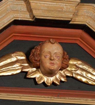 Zdjęcie nr 34: Nastawa ołtarzowa architektoniczna, jednoosiowa, jednokondygnacyjna z wydzieloną predellą i zwieńczeniem. Mensa drewniana. Kondygnacja ujęta parą kolumn o kompozytowych kapitelach podtrzymujących architraw i fryz oraz gzyms, nad polem środkowym formę wyłamane ku górze trójbocznie, występujące w osi podpór. W polu środkowym nisza w formie stojącego prostokąta ujętego prostą ramą; wewnątrz obraz Św. Grzegorz. W polu, ponad obrazem, główka aniołka ze skrzydłami.  W zwieńczeniu Oko Opatrzności w glorii promienistej, flankowane odcinkami przerwanego przyczółka oraz rzeźby Św. Piotr i Św. Andrzej umieszczone w osi podpór. Nastawa ujęta uszami utworzonymi z motywów stylizowanej małżowiny. Cokoły kolumn i predella dekorowane płycinami. Nisza w polu środkowym ujęta ornamentem roślinnym. u spodu fragmenty gzymsu dekorowane ornamentem roślinno-geometrycznym.Struktura polichromowana na czarno, profile srebrzone, motywy ornamentalne złocone. Na odwrocie portatylu napis: ANNO DNI 1761. DIE 7 …. IN ECCLESIA CATHEDRALI HOC ALTARE PORTATILE [CONSECR]ATUM EST AB ILUSTRISSIMO REVENDERISSIMO DOMINO TOMAE ZIENGO EPISCOPO' AREOPOLITANO ET SUFRAGANO RIE ALBAE RUSSIAE CUSTODIE PRAELATIAE CATHEDRALI VILNENSI SECRETARIO MAGNE DUCATI LITHUANIAE CUI IMPOSITAE SUNT RELIQUIAE SANCTORUM EUTYCHII ANDFUANDI ET ALIIS MILIUM MARTYRUM ET QUORAM FIDEN … ET SIGILLO MUNIO.…. Pieczęć z herbem własnym Poniżej herb Zadzika i napis: ANTONIUS ZAUDZI CRAC CAPIT. VOTTO … HOC ALTARE PORTATILE ANNO 1761 CONSECRATUM ANNO 1847 SEPTEMBRIS 16 ILUSTRISSIMO REVENDERISSIMO DOMINO CASEMIRO DMOCHOWSKI EPISCOPO MITTER… SUFFR. CURANIENSE … EQUITE RECTIS ET INVENTIS INTROIS? SACER …FERIBUS RELIQUII SIGILLO EIUSDEM ILUSTRISSIMI EPISCOPI MUNITUM TESOR EGO JACOBUS CAROLEWICZ VICAR. ECCLEIAE CATHEDRALI VILNENSIS ORDINARIUS SANCTI STANISLAI TERIUM CLASSIQUES MPR' [MANU PROPRIAE]