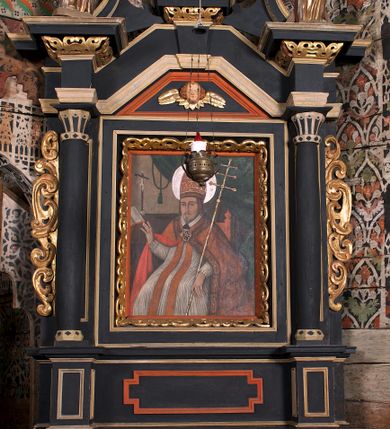 Zdjęcie nr 1: Nastawa ołtarzowa architektoniczna, jednoosiowa, jednokondygnacyjna z wydzieloną predellą i zwieńczeniem. Mensa drewniana. Kondygnacja ujęta parą kolumn o kompozytowych kapitelach podtrzymujących architraw i fryz oraz gzyms, nad polem środkowym formę wyłamane ku górze trójbocznie, występujące w osi podpór. W polu środkowym nisza w formie stojącego prostokąta ujętego prostą ramą; wewnątrz obraz Św. Grzegorz. W polu, ponad obrazem, główka aniołka ze skrzydłami.  W zwieńczeniu Oko Opatrzności w glorii promienistej, flankowane odcinkami przerwanego przyczółka oraz rzeźby Św. Piotr i Św. Andrzej umieszczone w osi podpór. Nastawa ujęta uszami utworzonymi z motywów stylizowanej małżowiny. Cokoły kolumn i predella dekorowane płycinami. Nisza w polu środkowym ujęta ornamentem roślinnym. u spodu fragmenty gzymsu dekorowane ornamentem roślinno-geometrycznym.Struktura polichromowana na czarno, profile srebrzone, motywy ornamentalne złocone. Na odwrocie portatylu napis: ANNO DNI 1761. DIE 7 …. IN ECCLESIA CATHEDRALI HOC ALTARE PORTATILE [CONSECR]ATUM EST AB ILUSTRISSIMO REVENDERISSIMO DOMINO TOMAE ZIENGO EPISCOPO&#039; AREOPOLITANO ET SUFRAGANO RIE ALBAE RUSSIAE CUSTODIE PRAELATIAE CATHEDRALI VILNENSI SECRETARIO MAGNE DUCATI LITHUANIAE CUI IMPOSITAE SUNT RELIQUIAE SANCTORUM EUTYCHII ANDFUANDI ET ALIIS MILIUM MARTYRUM ET QUORAM FIDEN … ET SIGILLO MUNIO.…. Pieczęć z herbem własnym Poniżej herb Zadzika i napis: ANTONIUS ZAUDZI CRAC CAPIT. VOTTO … HOC ALTARE PORTATILE ANNO 1761 CONSECRATUM ANNO 1847 SEPTEMBRIS 16 ILUSTRISSIMO REVENDERISSIMO DOMINO CASEMIRO DMOCHOWSKI EPISCOPO MITTER… SUFFR. CURANIENSE … EQUITE RECTIS ET INVENTIS INTROIS? SACER …FERIBUS RELIQUII SIGILLO EIUSDEM ILUSTRISSIMI EPISCOPI MUNITUM TESOR EGO JACOBUS CAROLEWICZ VICAR. ECCLEIAE CATHEDRALI VILNENSIS ORDINARIUS SANCTI STANISLAI TERIUM CLASSIQUES MPR&#039; [MANU PROPRIAE]