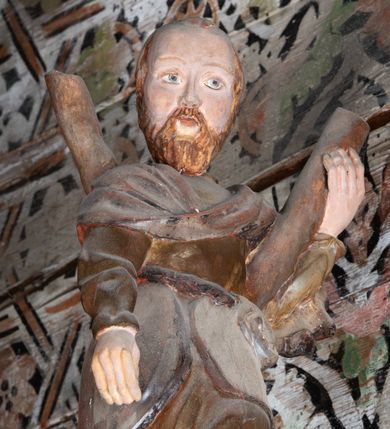 Zdjęcie nr 25: Nastawa ołtarzowa architektoniczna, jednoosiowa, jednokondygnacyjna z wydzieloną predellą i zwieńczeniem. Mensa drewniana. Kondygnacja ujęta parą kolumn o kompozytowych kapitelach podtrzymujących architraw i fryz oraz gzyms, nad polem środkowym formę wyłamane ku górze trójbocznie, występujące w osi podpór. W polu środkowym nisza w formie stojącego prostokąta ujętego prostą ramą; wewnątrz obraz Św. Grzegorz. W polu, ponad obrazem, główka aniołka ze skrzydłami.  W zwieńczeniu Oko Opatrzności w glorii promienistej, flankowane odcinkami przerwanego przyczółka oraz rzeźby Św. Piotr i Św. Andrzej umieszczone w osi podpór. Nastawa ujęta uszami utworzonymi z motywów stylizowanej małżowiny. Cokoły kolumn i predella dekorowane płycinami. Nisza w polu środkowym ujęta ornamentem roślinnym. u spodu fragmenty gzymsu dekorowane ornamentem roślinno-geometrycznym.Struktura polichromowana na czarno, profile srebrzone, motywy ornamentalne złocone. Na odwrocie portatylu napis: ANNO DNI 1761. DIE 7 …. IN ECCLESIA CATHEDRALI HOC ALTARE PORTATILE [CONSECR]ATUM EST AB ILUSTRISSIMO REVENDERISSIMO DOMINO TOMAE ZIENGO EPISCOPO' AREOPOLITANO ET SUFRAGANO RIE ALBAE RUSSIAE CUSTODIE PRAELATIAE CATHEDRALI VILNENSI SECRETARIO MAGNE DUCATI LITHUANIAE CUI IMPOSITAE SUNT RELIQUIAE SANCTORUM EUTYCHII ANDFUANDI ET ALIIS MILIUM MARTYRUM ET QUORAM FIDEN … ET SIGILLO MUNIO.…. Pieczęć z herbem własnym Poniżej herb Zadzika i napis: ANTONIUS ZAUDZI CRAC CAPIT. VOTTO … HOC ALTARE PORTATILE ANNO 1761 CONSECRATUM ANNO 1847 SEPTEMBRIS 16 ILUSTRISSIMO REVENDERISSIMO DOMINO CASEMIRO DMOCHOWSKI EPISCOPO MITTER… SUFFR. CURANIENSE … EQUITE RECTIS ET INVENTIS INTROIS? SACER …FERIBUS RELIQUII SIGILLO EIUSDEM ILUSTRISSIMI EPISCOPI MUNITUM TESOR EGO JACOBUS CAROLEWICZ VICAR. ECCLEIAE CATHEDRALI VILNENSIS ORDINARIUS SANCTI STANISLAI TERIUM CLASSIQUES MPR' [MANU PROPRIAE]