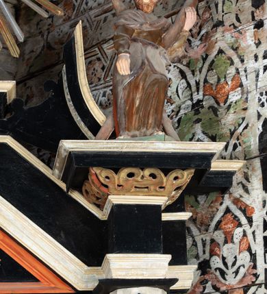 Zdjęcie nr 21: Nastawa ołtarzowa architektoniczna, jednoosiowa, jednokondygnacyjna z wydzieloną predellą i zwieńczeniem. Mensa drewniana. Kondygnacja ujęta parą kolumn o kompozytowych kapitelach podtrzymujących architraw i fryz oraz gzyms, nad polem środkowym formę wyłamane ku górze trójbocznie, występujące w osi podpór. W polu środkowym nisza w formie stojącego prostokąta ujętego prostą ramą; wewnątrz obraz Św. Grzegorz. W polu, ponad obrazem, główka aniołka ze skrzydłami.  W zwieńczeniu Oko Opatrzności w glorii promienistej, flankowane odcinkami przerwanego przyczółka oraz rzeźby Św. Piotr i Św. Andrzej umieszczone w osi podpór. Nastawa ujęta uszami utworzonymi z motywów stylizowanej małżowiny. Cokoły kolumn i predella dekorowane płycinami. Nisza w polu środkowym ujęta ornamentem roślinnym. u spodu fragmenty gzymsu dekorowane ornamentem roślinno-geometrycznym.Struktura polichromowana na czarno, profile srebrzone, motywy ornamentalne złocone. Na odwrocie portatylu napis: ANNO DNI 1761. DIE 7 …. IN ECCLESIA CATHEDRALI HOC ALTARE PORTATILE [CONSECR]ATUM EST AB ILUSTRISSIMO REVENDERISSIMO DOMINO TOMAE ZIENGO EPISCOPO' AREOPOLITANO ET SUFRAGANO RIE ALBAE RUSSIAE CUSTODIE PRAELATIAE CATHEDRALI VILNENSI SECRETARIO MAGNE DUCATI LITHUANIAE CUI IMPOSITAE SUNT RELIQUIAE SANCTORUM EUTYCHII ANDFUANDI ET ALIIS MILIUM MARTYRUM ET QUORAM FIDEN … ET SIGILLO MUNIO.…. Pieczęć z herbem własnym Poniżej herb Zadzika i napis: ANTONIUS ZAUDZI CRAC CAPIT. VOTTO … HOC ALTARE PORTATILE ANNO 1761 CONSECRATUM ANNO 1847 SEPTEMBRIS 16 ILUSTRISSIMO REVENDERISSIMO DOMINO CASEMIRO DMOCHOWSKI EPISCOPO MITTER… SUFFR. CURANIENSE … EQUITE RECTIS ET INVENTIS INTROIS? SACER …FERIBUS RELIQUII SIGILLO EIUSDEM ILUSTRISSIMI EPISCOPI MUNITUM TESOR EGO JACOBUS CAROLEWICZ VICAR. ECCLEIAE CATHEDRALI VILNENSIS ORDINARIUS SANCTI STANISLAI TERIUM CLASSIQUES MPR' [MANU PROPRIAE]