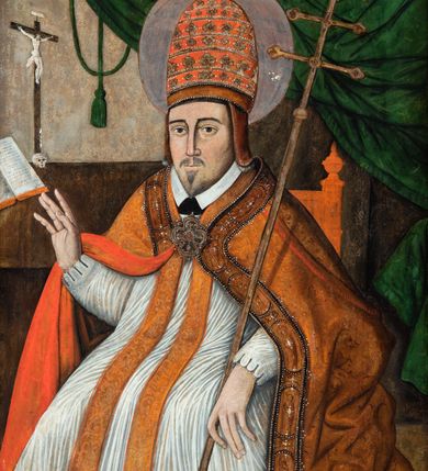 Zdjęcie nr 3: Nastawa ołtarzowa architektoniczna, jednoosiowa, jednokondygnacyjna z wydzieloną predellą i zwieńczeniem. Mensa drewniana. Kondygnacja ujęta parą kolumn o kompozytowych kapitelach podtrzymujących architraw i fryz oraz gzyms, nad polem środkowym formę wyłamane ku górze trójbocznie, występujące w osi podpór. W polu środkowym nisza w formie stojącego prostokąta ujętego prostą ramą; wewnątrz obraz Św. Grzegorz. W polu, ponad obrazem, główka aniołka ze skrzydłami.  W zwieńczeniu Oko Opatrzności w glorii promienistej, flankowane odcinkami przerwanego przyczółka oraz rzeźby Św. Piotr i Św. Andrzej umieszczone w osi podpór. Nastawa ujęta uszami utworzonymi z motywów stylizowanej małżowiny. Cokoły kolumn i predella dekorowane płycinami. Nisza w polu środkowym ujęta ornamentem roślinnym. u spodu fragmenty gzymsu dekorowane ornamentem roślinno-geometrycznym.Struktura polichromowana na czarno, profile srebrzone, motywy ornamentalne złocone. Na odwrocie portatylu napis: ANNO DNI 1761. DIE 7 …. IN ECCLESIA CATHEDRALI HOC ALTARE PORTATILE [CONSECR]ATUM EST AB ILUSTRISSIMO REVENDERISSIMO DOMINO TOMAE ZIENGO EPISCOPO' AREOPOLITANO ET SUFRAGANO RIE ALBAE RUSSIAE CUSTODIE PRAELATIAE CATHEDRALI VILNENSI SECRETARIO MAGNE DUCATI LITHUANIAE CUI IMPOSITAE SUNT RELIQUIAE SANCTORUM EUTYCHII ANDFUANDI ET ALIIS MILIUM MARTYRUM ET QUORAM FIDEN … ET SIGILLO MUNIO.…. Pieczęć z herbem własnym Poniżej herb Zadzika i napis: ANTONIUS ZAUDZI CRAC CAPIT. VOTTO … HOC ALTARE PORTATILE ANNO 1761 CONSECRATUM ANNO 1847 SEPTEMBRIS 16 ILUSTRISSIMO REVENDERISSIMO DOMINO CASEMIRO DMOCHOWSKI EPISCOPO MITTER… SUFFR. CURANIENSE … EQUITE RECTIS ET INVENTIS INTROIS? SACER …FERIBUS RELIQUII SIGILLO EIUSDEM ILUSTRISSIMI EPISCOPI MUNITUM TESOR EGO JACOBUS CAROLEWICZ VICAR. ECCLEIAE CATHEDRALI VILNENSIS ORDINARIUS SANCTI STANISLAI TERIUM CLASSIQUES MPR' [MANU PROPRIAE]