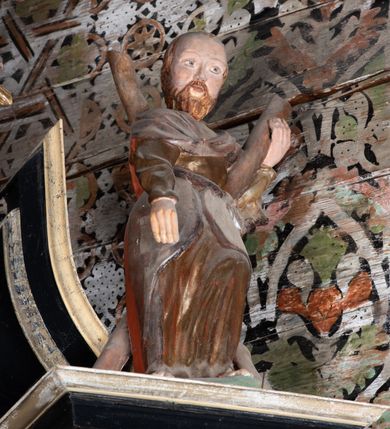 Zdjęcie nr 22: Nastawa ołtarzowa architektoniczna, jednoosiowa, jednokondygnacyjna z wydzieloną predellą i zwieńczeniem. Mensa drewniana. Kondygnacja ujęta parą kolumn o kompozytowych kapitelach podtrzymujących architraw i fryz oraz gzyms, nad polem środkowym formę wyłamane ku górze trójbocznie, występujące w osi podpór. W polu środkowym nisza w formie stojącego prostokąta ujętego prostą ramą; wewnątrz obraz Św. Grzegorz. W polu, ponad obrazem, główka aniołka ze skrzydłami.  W zwieńczeniu Oko Opatrzności w glorii promienistej, flankowane odcinkami przerwanego przyczółka oraz rzeźby Św. Piotr i Św. Andrzej umieszczone w osi podpór. Nastawa ujęta uszami utworzonymi z motywów stylizowanej małżowiny. Cokoły kolumn i predella dekorowane płycinami. Nisza w polu środkowym ujęta ornamentem roślinnym. u spodu fragmenty gzymsu dekorowane ornamentem roślinno-geometrycznym.Struktura polichromowana na czarno, profile srebrzone, motywy ornamentalne złocone. Na odwrocie portatylu napis: ANNO DNI 1761. DIE 7 …. IN ECCLESIA CATHEDRALI HOC ALTARE PORTATILE [CONSECR]ATUM EST AB ILUSTRISSIMO REVENDERISSIMO DOMINO TOMAE ZIENGO EPISCOPO&#039; AREOPOLITANO ET SUFRAGANO RIE ALBAE RUSSIAE CUSTODIE PRAELATIAE CATHEDRALI VILNENSI SECRETARIO MAGNE DUCATI LITHUANIAE CUI IMPOSITAE SUNT RELIQUIAE SANCTORUM EUTYCHII ANDFUANDI ET ALIIS MILIUM MARTYRUM ET QUORAM FIDEN … ET SIGILLO MUNIO.…. Pieczęć z herbem własnym Poniżej herb Zadzika i napis: ANTONIUS ZAUDZI CRAC CAPIT. VOTTO … HOC ALTARE PORTATILE ANNO 1761 CONSECRATUM ANNO 1847 SEPTEMBRIS 16 ILUSTRISSIMO REVENDERISSIMO DOMINO CASEMIRO DMOCHOWSKI EPISCOPO MITTER… SUFFR. CURANIENSE … EQUITE RECTIS ET INVENTIS INTROIS? SACER …FERIBUS RELIQUII SIGILLO EIUSDEM ILUSTRISSIMI EPISCOPI MUNITUM TESOR EGO JACOBUS CAROLEWICZ VICAR. ECCLEIAE CATHEDRALI VILNENSIS ORDINARIUS SANCTI STANISLAI TERIUM CLASSIQUES MPR&#039; [MANU PROPRIAE]