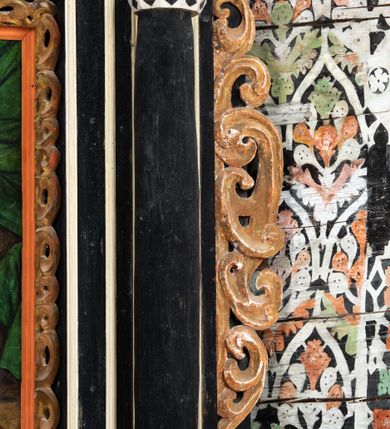 Zdjęcie nr 31: Nastawa ołtarzowa architektoniczna, jednoosiowa, jednokondygnacyjna z wydzieloną predellą i zwieńczeniem. Mensa drewniana. Kondygnacja ujęta parą kolumn o kompozytowych kapitelach podtrzymujących architraw i fryz oraz gzyms, nad polem środkowym formę wyłamane ku górze trójbocznie, występujące w osi podpór. W polu środkowym nisza w formie stojącego prostokąta ujętego prostą ramą; wewnątrz obraz Św. Grzegorz. W polu, ponad obrazem, główka aniołka ze skrzydłami.  W zwieńczeniu Oko Opatrzności w glorii promienistej, flankowane odcinkami przerwanego przyczółka oraz rzeźby Św. Piotr i Św. Andrzej umieszczone w osi podpór. Nastawa ujęta uszami utworzonymi z motywów stylizowanej małżowiny. Cokoły kolumn i predella dekorowane płycinami. Nisza w polu środkowym ujęta ornamentem roślinnym. u spodu fragmenty gzymsu dekorowane ornamentem roślinno-geometrycznym.Struktura polichromowana na czarno, profile srebrzone, motywy ornamentalne złocone. Na odwrocie portatylu napis: ANNO DNI 1761. DIE 7 …. IN ECCLESIA CATHEDRALI HOC ALTARE PORTATILE [CONSECR]ATUM EST AB ILUSTRISSIMO REVENDERISSIMO DOMINO TOMAE ZIENGO EPISCOPO' AREOPOLITANO ET SUFRAGANO RIE ALBAE RUSSIAE CUSTODIE PRAELATIAE CATHEDRALI VILNENSI SECRETARIO MAGNE DUCATI LITHUANIAE CUI IMPOSITAE SUNT RELIQUIAE SANCTORUM EUTYCHII ANDFUANDI ET ALIIS MILIUM MARTYRUM ET QUORAM FIDEN … ET SIGILLO MUNIO.…. Pieczęć z herbem własnym Poniżej herb Zadzika i napis: ANTONIUS ZAUDZI CRAC CAPIT. VOTTO … HOC ALTARE PORTATILE ANNO 1761 CONSECRATUM ANNO 1847 SEPTEMBRIS 16 ILUSTRISSIMO REVENDERISSIMO DOMINO CASEMIRO DMOCHOWSKI EPISCOPO MITTER… SUFFR. CURANIENSE … EQUITE RECTIS ET INVENTIS INTROIS? SACER …FERIBUS RELIQUII SIGILLO EIUSDEM ILUSTRISSIMI EPISCOPI MUNITUM TESOR EGO JACOBUS CAROLEWICZ VICAR. ECCLEIAE CATHEDRALI VILNENSIS ORDINARIUS SANCTI STANISLAI TERIUM CLASSIQUES MPR' [MANU PROPRIAE]