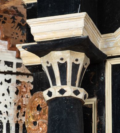 Zdjęcie nr 32: Nastawa ołtarzowa architektoniczna, jednoosiowa, jednokondygnacyjna z wydzieloną predellą i zwieńczeniem. Mensa drewniana. Kondygnacja ujęta parą kolumn o kompozytowych kapitelach podtrzymujących architraw i fryz oraz gzyms, nad polem środkowym formę wyłamane ku górze trójbocznie, występujące w osi podpór. W polu środkowym nisza w formie stojącego prostokąta ujętego prostą ramą; wewnątrz obraz Św. Grzegorz. W polu, ponad obrazem, główka aniołka ze skrzydłami.  W zwieńczeniu Oko Opatrzności w glorii promienistej, flankowane odcinkami przerwanego przyczółka oraz rzeźby Św. Piotr i Św. Andrzej umieszczone w osi podpór. Nastawa ujęta uszami utworzonymi z motywów stylizowanej małżowiny. Cokoły kolumn i predella dekorowane płycinami. Nisza w polu środkowym ujęta ornamentem roślinnym. u spodu fragmenty gzymsu dekorowane ornamentem roślinno-geometrycznym.Struktura polichromowana na czarno, profile srebrzone, motywy ornamentalne złocone. Na odwrocie portatylu napis: ANNO DNI 1761. DIE 7 …. IN ECCLESIA CATHEDRALI HOC ALTARE PORTATILE [CONSECR]ATUM EST AB ILUSTRISSIMO REVENDERISSIMO DOMINO TOMAE ZIENGO EPISCOPO' AREOPOLITANO ET SUFRAGANO RIE ALBAE RUSSIAE CUSTODIE PRAELATIAE CATHEDRALI VILNENSI SECRETARIO MAGNE DUCATI LITHUANIAE CUI IMPOSITAE SUNT RELIQUIAE SANCTORUM EUTYCHII ANDFUANDI ET ALIIS MILIUM MARTYRUM ET QUORAM FIDEN … ET SIGILLO MUNIO.…. Pieczęć z herbem własnym Poniżej herb Zadzika i napis: ANTONIUS ZAUDZI CRAC CAPIT. VOTTO … HOC ALTARE PORTATILE ANNO 1761 CONSECRATUM ANNO 1847 SEPTEMBRIS 16 ILUSTRISSIMO REVENDERISSIMO DOMINO CASEMIRO DMOCHOWSKI EPISCOPO MITTER… SUFFR. CURANIENSE … EQUITE RECTIS ET INVENTIS INTROIS? SACER …FERIBUS RELIQUII SIGILLO EIUSDEM ILUSTRISSIMI EPISCOPI MUNITUM TESOR EGO JACOBUS CAROLEWICZ VICAR. ECCLEIAE CATHEDRALI VILNENSIS ORDINARIUS SANCTI STANISLAI TERIUM CLASSIQUES MPR' [MANU PROPRIAE]