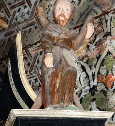 Zdjęcie nr 23: Nastawa ołtarzowa architektoniczna, jednoosiowa, jednokondygnacyjna z wydzieloną predellą i zwieńczeniem. Mensa drewniana. Kondygnacja ujęta parą kolumn o kompozytowych kapitelach podtrzymujących architraw i fryz oraz gzyms, nad polem środkowym formę wyłamane ku górze trójbocznie, występujące w osi podpór. W polu środkowym nisza w formie stojącego prostokąta ujętego prostą ramą; wewnątrz obraz Św. Grzegorz. W polu, ponad obrazem, główka aniołka ze skrzydłami.  W zwieńczeniu Oko Opatrzności w glorii promienistej, flankowane odcinkami przerwanego przyczółka oraz rzeźby Św. Piotr i Św. Andrzej umieszczone w osi podpór. Nastawa ujęta uszami utworzonymi z motywów stylizowanej małżowiny. Cokoły kolumn i predella dekorowane płycinami. Nisza w polu środkowym ujęta ornamentem roślinnym. u spodu fragmenty gzymsu dekorowane ornamentem roślinno-geometrycznym.Struktura polichromowana na czarno, profile srebrzone, motywy ornamentalne złocone. Na odwrocie portatylu napis: ANNO DNI 1761. DIE 7 …. IN ECCLESIA CATHEDRALI HOC ALTARE PORTATILE [CONSECR]ATUM EST AB ILUSTRISSIMO REVENDERISSIMO DOMINO TOMAE ZIENGO EPISCOPO' AREOPOLITANO ET SUFRAGANO RIE ALBAE RUSSIAE CUSTODIE PRAELATIAE CATHEDRALI VILNENSI SECRETARIO MAGNE DUCATI LITHUANIAE CUI IMPOSITAE SUNT RELIQUIAE SANCTORUM EUTYCHII ANDFUANDI ET ALIIS MILIUM MARTYRUM ET QUORAM FIDEN … ET SIGILLO MUNIO.…. Pieczęć z herbem własnym Poniżej herb Zadzika i napis: ANTONIUS ZAUDZI CRAC CAPIT. VOTTO … HOC ALTARE PORTATILE ANNO 1761 CONSECRATUM ANNO 1847 SEPTEMBRIS 16 ILUSTRISSIMO REVENDERISSIMO DOMINO CASEMIRO DMOCHOWSKI EPISCOPO MITTER… SUFFR. CURANIENSE … EQUITE RECTIS ET INVENTIS INTROIS? SACER …FERIBUS RELIQUII SIGILLO EIUSDEM ILUSTRISSIMI EPISCOPI MUNITUM TESOR EGO JACOBUS CAROLEWICZ VICAR. ECCLEIAE CATHEDRALI VILNENSIS ORDINARIUS SANCTI STANISLAI TERIUM CLASSIQUES MPR' [MANU PROPRIAE]