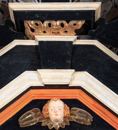 Zdjęcie nr 33: Nastawa ołtarzowa architektoniczna, jednoosiowa, jednokondygnacyjna z wydzieloną predellą i zwieńczeniem. Mensa drewniana. Kondygnacja ujęta parą kolumn o kompozytowych kapitelach podtrzymujących architraw i fryz oraz gzyms, nad polem środkowym formę wyłamane ku górze trójbocznie, występujące w osi podpór. W polu środkowym nisza w formie stojącego prostokąta ujętego prostą ramą; wewnątrz obraz Św. Grzegorz. W polu, ponad obrazem, główka aniołka ze skrzydłami.  W zwieńczeniu Oko Opatrzności w glorii promienistej, flankowane odcinkami przerwanego przyczółka oraz rzeźby Św. Piotr i Św. Andrzej umieszczone w osi podpór. Nastawa ujęta uszami utworzonymi z motywów stylizowanej małżowiny. Cokoły kolumn i predella dekorowane płycinami. Nisza w polu środkowym ujęta ornamentem roślinnym. u spodu fragmenty gzymsu dekorowane ornamentem roślinno-geometrycznym.Struktura polichromowana na czarno, profile srebrzone, motywy ornamentalne złocone. Na odwrocie portatylu napis: ANNO DNI 1761. DIE 7 …. IN ECCLESIA CATHEDRALI HOC ALTARE PORTATILE [CONSECR]ATUM EST AB ILUSTRISSIMO REVENDERISSIMO DOMINO TOMAE ZIENGO EPISCOPO' AREOPOLITANO ET SUFRAGANO RIE ALBAE RUSSIAE CUSTODIE PRAELATIAE CATHEDRALI VILNENSI SECRETARIO MAGNE DUCATI LITHUANIAE CUI IMPOSITAE SUNT RELIQUIAE SANCTORUM EUTYCHII ANDFUANDI ET ALIIS MILIUM MARTYRUM ET QUORAM FIDEN … ET SIGILLO MUNIO.…. Pieczęć z herbem własnym Poniżej herb Zadzika i napis: ANTONIUS ZAUDZI CRAC CAPIT. VOTTO … HOC ALTARE PORTATILE ANNO 1761 CONSECRATUM ANNO 1847 SEPTEMBRIS 16 ILUSTRISSIMO REVENDERISSIMO DOMINO CASEMIRO DMOCHOWSKI EPISCOPO MITTER… SUFFR. CURANIENSE … EQUITE RECTIS ET INVENTIS INTROIS? SACER …FERIBUS RELIQUII SIGILLO EIUSDEM ILUSTRISSIMI EPISCOPI MUNITUM TESOR EGO JACOBUS CAROLEWICZ VICAR. ECCLEIAE CATHEDRALI VILNENSIS ORDINARIUS SANCTI STANISLAI TERIUM CLASSIQUES MPR' [MANU PROPRIAE]