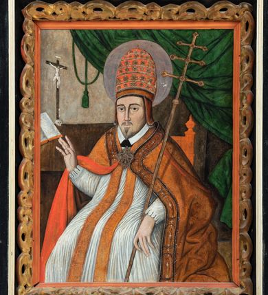 Zdjęcie nr 35: Nastawa ołtarzowa architektoniczna, jednoosiowa, jednokondygnacyjna z wydzieloną predellą i zwieńczeniem. Mensa drewniana. Kondygnacja ujęta parą kolumn o kompozytowych kapitelach podtrzymujących architraw i fryz oraz gzyms, nad polem środkowym formę wyłamane ku górze trójbocznie, występujące w osi podpór. W polu środkowym nisza w formie stojącego prostokąta ujętego prostą ramą; wewnątrz obraz Św. Grzegorz. W polu, ponad obrazem, główka aniołka ze skrzydłami.  W zwieńczeniu Oko Opatrzności w glorii promienistej, flankowane odcinkami przerwanego przyczółka oraz rzeźby Św. Piotr i Św. Andrzej umieszczone w osi podpór. Nastawa ujęta uszami utworzonymi z motywów stylizowanej małżowiny. Cokoły kolumn i predella dekorowane płycinami. Nisza w polu środkowym ujęta ornamentem roślinnym. u spodu fragmenty gzymsu dekorowane ornamentem roślinno-geometrycznym.Struktura polichromowana na czarno, profile srebrzone, motywy ornamentalne złocone. Na odwrocie portatylu napis: ANNO DNI 1761. DIE 7 …. IN ECCLESIA CATHEDRALI HOC ALTARE PORTATILE [CONSECR]ATUM EST AB ILUSTRISSIMO REVENDERISSIMO DOMINO TOMAE ZIENGO EPISCOPO' AREOPOLITANO ET SUFRAGANO RIE ALBAE RUSSIAE CUSTODIE PRAELATIAE CATHEDRALI VILNENSI SECRETARIO MAGNE DUCATI LITHUANIAE CUI IMPOSITAE SUNT RELIQUIAE SANCTORUM EUTYCHII ANDFUANDI ET ALIIS MILIUM MARTYRUM ET QUORAM FIDEN … ET SIGILLO MUNIO.…. Pieczęć z herbem własnym Poniżej herb Zadzika i napis: ANTONIUS ZAUDZI CRAC CAPIT. VOTTO … HOC ALTARE PORTATILE ANNO 1761 CONSECRATUM ANNO 1847 SEPTEMBRIS 16 ILUSTRISSIMO REVENDERISSIMO DOMINO CASEMIRO DMOCHOWSKI EPISCOPO MITTER… SUFFR. CURANIENSE … EQUITE RECTIS ET INVENTIS INTROIS? SACER …FERIBUS RELIQUII SIGILLO EIUSDEM ILUSTRISSIMI EPISCOPI MUNITUM TESOR EGO JACOBUS CAROLEWICZ VICAR. ECCLEIAE CATHEDRALI VILNENSIS ORDINARIUS SANCTI STANISLAI TERIUM CLASSIQUES MPR' [MANU PROPRIAE]