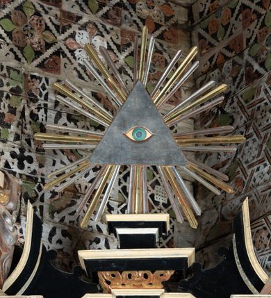 Zdjęcie nr 16: Nastawa ołtarzowa architektoniczna, jednoosiowa, jednokondygnacyjna z wydzieloną predellą i zwieńczeniem. Mensa drewniana. Kondygnacja ujęta parą kolumn o kompozytowych kapitelach podtrzymujących architraw i fryz oraz gzyms, nad polem środkowym formę wyłamane ku górze trójbocznie, występujące w osi podpór. W polu środkowym nisza w formie stojącego prostokąta ujętego prostą ramą; wewnątrz obraz Św. Grzegorz. W polu, ponad obrazem, główka aniołka ze skrzydłami.  W zwieńczeniu Oko Opatrzności w glorii promienistej, flankowane odcinkami przerwanego przyczółka oraz rzeźby Św. Piotr i Św. Andrzej umieszczone w osi podpór. Nastawa ujęta uszami utworzonymi z motywów stylizowanej małżowiny. Cokoły kolumn i predella dekorowane płycinami. Nisza w polu środkowym ujęta ornamentem roślinnym. u spodu fragmenty gzymsu dekorowane ornamentem roślinno-geometrycznym.Struktura polichromowana na czarno, profile srebrzone, motywy ornamentalne złocone. Na odwrocie portatylu napis: ANNO DNI 1761. DIE 7 …. IN ECCLESIA CATHEDRALI HOC ALTARE PORTATILE [CONSECR]ATUM EST AB ILUSTRISSIMO REVENDERISSIMO DOMINO TOMAE ZIENGO EPISCOPO' AREOPOLITANO ET SUFRAGANO RIE ALBAE RUSSIAE CUSTODIE PRAELATIAE CATHEDRALI VILNENSI SECRETARIO MAGNE DUCATI LITHUANIAE CUI IMPOSITAE SUNT RELIQUIAE SANCTORUM EUTYCHII ANDFUANDI ET ALIIS MILIUM MARTYRUM ET QUORAM FIDEN … ET SIGILLO MUNIO.…. Pieczęć z herbem własnym Poniżej herb Zadzika i napis: ANTONIUS ZAUDZI CRAC CAPIT. VOTTO … HOC ALTARE PORTATILE ANNO 1761 CONSECRATUM ANNO 1847 SEPTEMBRIS 16 ILUSTRISSIMO REVENDERISSIMO DOMINO CASEMIRO DMOCHOWSKI EPISCOPO MITTER… SUFFR. CURANIENSE … EQUITE RECTIS ET INVENTIS INTROIS? SACER …FERIBUS RELIQUII SIGILLO EIUSDEM ILUSTRISSIMI EPISCOPI MUNITUM TESOR EGO JACOBUS CAROLEWICZ VICAR. ECCLEIAE CATHEDRALI VILNENSIS ORDINARIUS SANCTI STANISLAI TERIUM CLASSIQUES MPR' [MANU PROPRIAE]