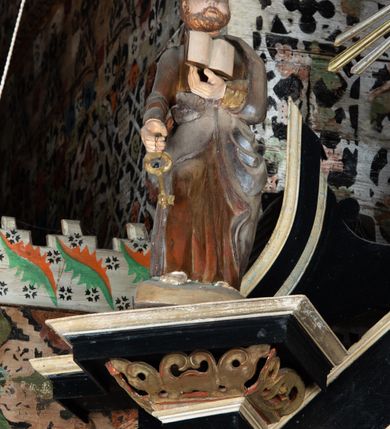 Zdjęcie nr 17: Nastawa ołtarzowa architektoniczna, jednoosiowa, jednokondygnacyjna z wydzieloną predellą i zwieńczeniem. Mensa drewniana. Kondygnacja ujęta parą kolumn o kompozytowych kapitelach podtrzymujących architraw i fryz oraz gzyms, nad polem środkowym formę wyłamane ku górze trójbocznie, występujące w osi podpór. W polu środkowym nisza w formie stojącego prostokąta ujętego prostą ramą; wewnątrz obraz Św. Grzegorz. W polu, ponad obrazem, główka aniołka ze skrzydłami.  W zwieńczeniu Oko Opatrzności w glorii promienistej, flankowane odcinkami przerwanego przyczółka oraz rzeźby Św. Piotr i Św. Andrzej umieszczone w osi podpór. Nastawa ujęta uszami utworzonymi z motywów stylizowanej małżowiny. Cokoły kolumn i predella dekorowane płycinami. Nisza w polu środkowym ujęta ornamentem roślinnym. u spodu fragmenty gzymsu dekorowane ornamentem roślinno-geometrycznym.Struktura polichromowana na czarno, profile srebrzone, motywy ornamentalne złocone. Na odwrocie portatylu napis: ANNO DNI 1761. DIE 7 …. IN ECCLESIA CATHEDRALI HOC ALTARE PORTATILE [CONSECR]ATUM EST AB ILUSTRISSIMO REVENDERISSIMO DOMINO TOMAE ZIENGO EPISCOPO&#039; AREOPOLITANO ET SUFRAGANO RIE ALBAE RUSSIAE CUSTODIE PRAELATIAE CATHEDRALI VILNENSI SECRETARIO MAGNE DUCATI LITHUANIAE CUI IMPOSITAE SUNT RELIQUIAE SANCTORUM EUTYCHII ANDFUANDI ET ALIIS MILIUM MARTYRUM ET QUORAM FIDEN … ET SIGILLO MUNIO.…. Pieczęć z herbem własnym Poniżej herb Zadzika i napis: ANTONIUS ZAUDZI CRAC CAPIT. VOTTO … HOC ALTARE PORTATILE ANNO 1761 CONSECRATUM ANNO 1847 SEPTEMBRIS 16 ILUSTRISSIMO REVENDERISSIMO DOMINO CASEMIRO DMOCHOWSKI EPISCOPO MITTER… SUFFR. CURANIENSE … EQUITE RECTIS ET INVENTIS INTROIS? SACER …FERIBUS RELIQUII SIGILLO EIUSDEM ILUSTRISSIMI EPISCOPI MUNITUM TESOR EGO JACOBUS CAROLEWICZ VICAR. ECCLEIAE CATHEDRALI VILNENSIS ORDINARIUS SANCTI STANISLAI TERIUM CLASSIQUES MPR&#039; [MANU PROPRIAE]