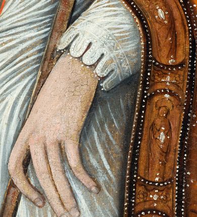 Zdjęcie nr 10: Nastawa ołtarzowa architektoniczna, jednoosiowa, jednokondygnacyjna z wydzieloną predellą i zwieńczeniem. Mensa drewniana. Kondygnacja ujęta parą kolumn o kompozytowych kapitelach podtrzymujących architraw i fryz oraz gzyms, nad polem środkowym formę wyłamane ku górze trójbocznie, występujące w osi podpór. W polu środkowym nisza w formie stojącego prostokąta ujętego prostą ramą; wewnątrz obraz Św. Grzegorz. W polu, ponad obrazem, główka aniołka ze skrzydłami.  W zwieńczeniu Oko Opatrzności w glorii promienistej, flankowane odcinkami przerwanego przyczółka oraz rzeźby Św. Piotr i Św. Andrzej umieszczone w osi podpór. Nastawa ujęta uszami utworzonymi z motywów stylizowanej małżowiny. Cokoły kolumn i predella dekorowane płycinami. Nisza w polu środkowym ujęta ornamentem roślinnym. u spodu fragmenty gzymsu dekorowane ornamentem roślinno-geometrycznym.Struktura polichromowana na czarno, profile srebrzone, motywy ornamentalne złocone. Na odwrocie portatylu napis: ANNO DNI 1761. DIE 7 …. IN ECCLESIA CATHEDRALI HOC ALTARE PORTATILE [CONSECR]ATUM EST AB ILUSTRISSIMO REVENDERISSIMO DOMINO TOMAE ZIENGO EPISCOPO&#039; AREOPOLITANO ET SUFRAGANO RIE ALBAE RUSSIAE CUSTODIE PRAELATIAE CATHEDRALI VILNENSI SECRETARIO MAGNE DUCATI LITHUANIAE CUI IMPOSITAE SUNT RELIQUIAE SANCTORUM EUTYCHII ANDFUANDI ET ALIIS MILIUM MARTYRUM ET QUORAM FIDEN … ET SIGILLO MUNIO.…. Pieczęć z herbem własnym Poniżej herb Zadzika i napis: ANTONIUS ZAUDZI CRAC CAPIT. VOTTO … HOC ALTARE PORTATILE ANNO 1761 CONSECRATUM ANNO 1847 SEPTEMBRIS 16 ILUSTRISSIMO REVENDERISSIMO DOMINO CASEMIRO DMOCHOWSKI EPISCOPO MITTER… SUFFR. CURANIENSE … EQUITE RECTIS ET INVENTIS INTROIS? SACER …FERIBUS RELIQUII SIGILLO EIUSDEM ILUSTRISSIMI EPISCOPI MUNITUM TESOR EGO JACOBUS CAROLEWICZ VICAR. ECCLEIAE CATHEDRALI VILNENSIS ORDINARIUS SANCTI STANISLAI TERIUM CLASSIQUES MPR&#039; [MANU PROPRIAE]