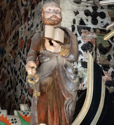 Zdjęcie nr 18: Nastawa ołtarzowa architektoniczna, jednoosiowa, jednokondygnacyjna z wydzieloną predellą i zwieńczeniem. Mensa drewniana. Kondygnacja ujęta parą kolumn o kompozytowych kapitelach podtrzymujących architraw i fryz oraz gzyms, nad polem środkowym formę wyłamane ku górze trójbocznie, występujące w osi podpór. W polu środkowym nisza w formie stojącego prostokąta ujętego prostą ramą; wewnątrz obraz Św. Grzegorz. W polu, ponad obrazem, główka aniołka ze skrzydłami.  W zwieńczeniu Oko Opatrzności w glorii promienistej, flankowane odcinkami przerwanego przyczółka oraz rzeźby Św. Piotr i Św. Andrzej umieszczone w osi podpór. Nastawa ujęta uszami utworzonymi z motywów stylizowanej małżowiny. Cokoły kolumn i predella dekorowane płycinami. Nisza w polu środkowym ujęta ornamentem roślinnym. u spodu fragmenty gzymsu dekorowane ornamentem roślinno-geometrycznym.Struktura polichromowana na czarno, profile srebrzone, motywy ornamentalne złocone. Na odwrocie portatylu napis: ANNO DNI 1761. DIE 7 …. IN ECCLESIA CATHEDRALI HOC ALTARE PORTATILE [CONSECR]ATUM EST AB ILUSTRISSIMO REVENDERISSIMO DOMINO TOMAE ZIENGO EPISCOPO' AREOPOLITANO ET SUFRAGANO RIE ALBAE RUSSIAE CUSTODIE PRAELATIAE CATHEDRALI VILNENSI SECRETARIO MAGNE DUCATI LITHUANIAE CUI IMPOSITAE SUNT RELIQUIAE SANCTORUM EUTYCHII ANDFUANDI ET ALIIS MILIUM MARTYRUM ET QUORAM FIDEN … ET SIGILLO MUNIO.…. Pieczęć z herbem własnym Poniżej herb Zadzika i napis: ANTONIUS ZAUDZI CRAC CAPIT. VOTTO … HOC ALTARE PORTATILE ANNO 1761 CONSECRATUM ANNO 1847 SEPTEMBRIS 16 ILUSTRISSIMO REVENDERISSIMO DOMINO CASEMIRO DMOCHOWSKI EPISCOPO MITTER… SUFFR. CURANIENSE … EQUITE RECTIS ET INVENTIS INTROIS? SACER …FERIBUS RELIQUII SIGILLO EIUSDEM ILUSTRISSIMI EPISCOPI MUNITUM TESOR EGO JACOBUS CAROLEWICZ VICAR. ECCLEIAE CATHEDRALI VILNENSIS ORDINARIUS SANCTI STANISLAI TERIUM CLASSIQUES MPR' [MANU PROPRIAE]