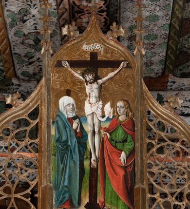 Zdjęcie nr 40: Obraz środkowy w kształcie stojącego prostokąta z przedstawieniem Matki Boskiej z Dzieciątkiem oraz św. Michała Archanioła i św. Katarzyny Aleksandryjskiej, ukazanych całopostaciowo, frontalnie, w typie Sacra Conversatione. Skrzydła dwustronnie malowane, dwustrefowe. Na awersach – skrzydło lewe: św. Jan Ewangelista, św. Stanisław; skrzydło prawe: św. Jan Chrzciciel, św. Mikołaj. Na rewersach – skrzydło lewe: Chrystus w Ogrojcu, Ecce Homo; skrzydło prawe: Biczowanie, Upadek pod krzyżem. W zwieńczeniu Ukrzyżowanie.