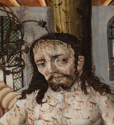 Zdjęcie nr 57: Obraz środkowy w kształcie stojącego prostokąta z przedstawieniem Matki Boskiej z Dzieciątkiem oraz św. Michała Archanioła i św. Katarzyny Aleksandryjskiej, ukazanych całopostaciowo, frontalnie, w typie Sacra Conversatione. Skrzydła dwustronnie malowane, dwustrefowe. Na awersach – skrzydło lewe: św. Jan Ewangelista, św. Stanisław; skrzydło prawe: św. Jan Chrzciciel, św. Mikołaj. Na rewersach – skrzydło lewe: Chrystus w Ogrojcu, Ecce Homo; skrzydło prawe: Biczowanie, Upadek pod krzyżem. W zwieńczeniu Ukrzyżowanie.