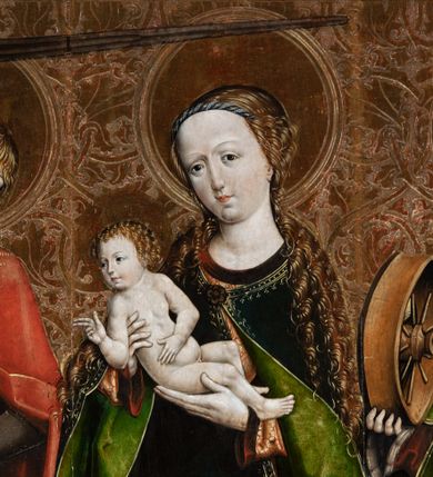 Zdjęcie nr 21: Obraz środkowy w kształcie stojącego prostokąta z przedstawieniem Matki Boskiej z Dzieciątkiem oraz św. Michała Archanioła i św. Katarzyny Aleksandryjskiej, ukazanych całopostaciowo, frontalnie, w typie Sacra Conversatione. Skrzydła dwustronnie malowane, dwustrefowe. Na awersach – skrzydło lewe: św. Jan Ewangelista, św. Stanisław; skrzydło prawe: św. Jan Chrzciciel, św. Mikołaj. Na rewersach – skrzydło lewe: Chrystus w Ogrojcu, Ecce Homo; skrzydło prawe: Biczowanie, Upadek pod krzyżem. W zwieńczeniu Ukrzyżowanie.