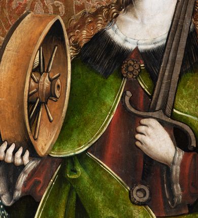 Zdjęcie nr 12: Obraz środkowy w kształcie stojącego prostokąta z przedstawieniem Matki Boskiej z Dzieciątkiem oraz św. Michała Archanioła i św. Katarzyny Aleksandryjskiej, ukazanych całopostaciowo, frontalnie, w typie Sacra Conversatione. Skrzydła dwustronnie malowane, dwustrefowe. Na awersach – skrzydło lewe: św. Jan Ewangelista, św. Stanisław; skrzydło prawe: św. Jan Chrzciciel, św. Mikołaj. Na rewersach – skrzydło lewe: Chrystus w Ogrojcu, Ecce Homo; skrzydło prawe: Biczowanie, Upadek pod krzyżem. W zwieńczeniu Ukrzyżowanie.