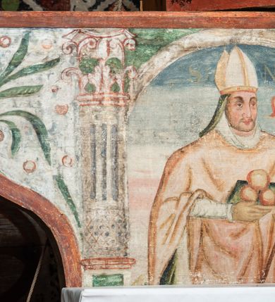 Zdjęcie nr 80: Obraz środkowy w kształcie stojącego prostokąta z przedstawieniem Matki Boskiej z Dzieciątkiem oraz św. Michała Archanioła i św. Katarzyny Aleksandryjskiej, ukazanych całopostaciowo, frontalnie, w typie Sacra Conversatione. Skrzydła dwustronnie malowane, dwustrefowe. Na awersach – skrzydło lewe: św. Jan Ewangelista, św. Stanisław; skrzydło prawe: św. Jan Chrzciciel, św. Mikołaj. Na rewersach – skrzydło lewe: Chrystus w Ogrojcu, Ecce Homo; skrzydło prawe: Biczowanie, Upadek pod krzyżem. W zwieńczeniu Ukrzyżowanie.