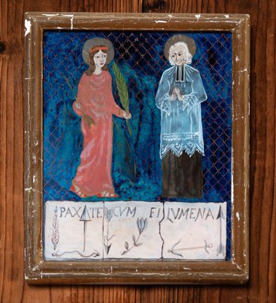 Zdjęcie nr 10: Obraz środkowy w kształcie stojącego prostokąta z przedstawieniem Matki Boskiej z Dzieciątkiem oraz św. Michała Archanioła i św. Katarzyny Aleksandryjskiej, ukazanych całopostaciowo, frontalnie, w typie Sacra Conversatione. Skrzydła dwustronnie malowane, dwustrefowe. Na awersach – skrzydło lewe: św. Jan Ewangelista, św. Stanisław; skrzydło prawe: św. Jan Chrzciciel, św. Mikołaj. Na rewersach – skrzydło lewe: Chrystus w Ogrojcu, Ecce Homo; skrzydło prawe: Biczowanie, Upadek pod krzyżem. W zwieńczeniu Ukrzyżowanie.