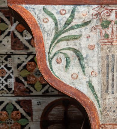 Zdjęcie nr 89: Obraz środkowy w kształcie stojącego prostokąta z przedstawieniem Matki Boskiej z Dzieciątkiem oraz św. Michała Archanioła i św. Katarzyny Aleksandryjskiej, ukazanych całopostaciowo, frontalnie, w typie Sacra Conversatione. Skrzydła dwustronnie malowane, dwustrefowe. Na awersach – skrzydło lewe: św. Jan Ewangelista, św. Stanisław; skrzydło prawe: św. Jan Chrzciciel, św. Mikołaj. Na rewersach – skrzydło lewe: Chrystus w Ogrojcu, Ecce Homo; skrzydło prawe: Biczowanie, Upadek pod krzyżem. W zwieńczeniu Ukrzyżowanie.