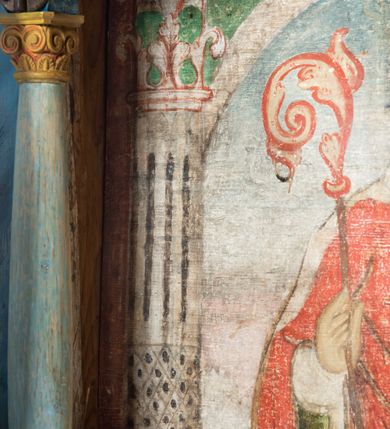 Zdjęcie nr 5: Obraz środkowy w kształcie stojącego prostokąta z przedstawieniem Matki Boskiej z Dzieciątkiem oraz św. Michała Archanioła i św. Katarzyny Aleksandryjskiej, ukazanych całopostaciowo, frontalnie, w typie Sacra Conversatione. Skrzydła dwustronnie malowane, dwustrefowe. Na awersach – skrzydło lewe: św. Jan Ewangelista, św. Stanisław; skrzydło prawe: św. Jan Chrzciciel, św. Mikołaj. Na rewersach – skrzydło lewe: Chrystus w Ogrojcu, Ecce Homo; skrzydło prawe: Biczowanie, Upadek pod krzyżem. W zwieńczeniu Ukrzyżowanie.