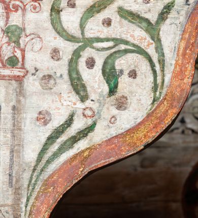 Zdjęcie nr 7: Obraz środkowy w kształcie stojącego prostokąta z przedstawieniem Matki Boskiej z Dzieciątkiem oraz św. Michała Archanioła i św. Katarzyny Aleksandryjskiej, ukazanych całopostaciowo, frontalnie, w typie Sacra Conversatione. Skrzydła dwustronnie malowane, dwustrefowe. Na awersach – skrzydło lewe: św. Jan Ewangelista, św. Stanisław; skrzydło prawe: św. Jan Chrzciciel, św. Mikołaj. Na rewersach – skrzydło lewe: Chrystus w Ogrojcu, Ecce Homo; skrzydło prawe: Biczowanie, Upadek pod krzyżem. W zwieńczeniu Ukrzyżowanie.