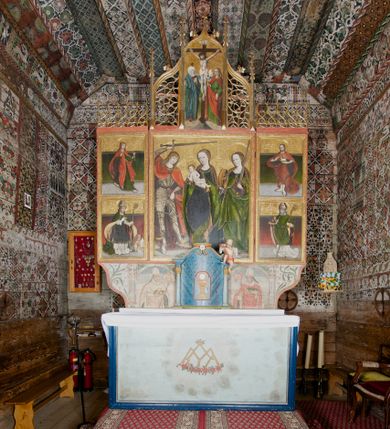 Zdjęcie nr 1: Obraz środkowy w kształcie stojącego prostokąta z przedstawieniem Matki Boskiej z Dzieciątkiem oraz św. Michała Archanioła i św. Katarzyny Aleksandryjskiej, ukazanych całopostaciowo, frontalnie, w typie Sacra Conversatione. Skrzydła dwustronnie malowane, dwustrefowe. Na awersach – skrzydło lewe: św. Jan Ewangelista, św. Stanisław; skrzydło prawe: św. Jan Chrzciciel, św. Mikołaj. Na rewersach – skrzydło lewe: Chrystus w Ogrojcu, Ecce Homo; skrzydło prawe: Biczowanie, Upadek pod krzyżem. W zwieńczeniu Ukrzyżowanie.