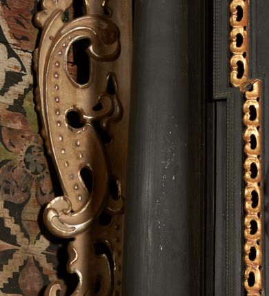 Zdjęcie nr 3: Retabulum ołtarzowe z dużą rzeźbą Matki Boskiej z Dzieciątkiem oraz mniejszymi o połowę czterema rzeźbami Świętych Dziewic umieszczonymi w prostopadłościennej szafie na rzucie trapezu (z ukośnie ustawionymi ściankami bocznymi). Rzeźby pełnoplastyczne, ścięte z tyłu, drążone, ustawione na cokolikach. Pośrodku figura Matki Boskiej w stylu gotyku międzynarodowego; zwrócona en face, w delikatnym kontrapoście, o esowato wygiętej sylwetce, podtrzymuje na obu rękach wpółleżące Dzieciatko. Twarz owalna z podwójnym podbródkiem, rysy twarzy płytko rzeźbione, delikatne, długi, prosty nos. Włosy upięte z tyłu. Maria ubrana w srebrzoną suknię z tkaniną drapowaną po środku w trzy fałdy misowe oraz złocony płaszcz podbity na niebieską podszewką, spływający od tyłu głowy na ramiona i boki, w układzie kaskadowym. Na głowie korona otwarta. Dzieciatko wpółleżące, zwrócone en trois quarts w prawo, prawą ręka ujmuje Matkę za szyję, w lewej trzyma złotą kulę. Twarz okrągła, duże uszy, włosy krótkie, kręcone. W partii bioder przepasany ściśle przylegającą, złotą tkaniną, delikatnie drapowaną. Na lewej ściance szafy u góry figurka św. Cecylii, zwróconej en face, o esowato wygiętej sylwetce, w lewej ręce, opartej na biodrze trzyma piszczałki, prawa wyciągnięta do przodu. Twarz okrągła o pełnych policzkach i płytko rzeźbionych rysach twarzy, włosy długie, falujące fakturowane, spływające przez ramiona na plecy. Ubrana w srebrzoną suknię oraz złocony płaszcz z czerwoną podszewką, spięty na piersi fibulą, z obfitą draperią przewieszoną przez ramiona, opadająca na froncie fałdami misowymi oraz spływającymi kaskadami od ramion. Na głowie blok drewna z namalowaną koroną otwartą.Na lewej ściance u dołu figura św. Katarzyny Aleksandryjskiej, zwróconej en face, w prawej ręce podtrzymuje koło, lewą wyciąga do przodu. Twarz okrągła, policzki pełne, o wysokim czole, nos duży, oczy duże delikatnie zarysowane. Włosy falowane, fakturowane, spływają na plecy. Święta ubrana w srebrzona suknię przepasaną w talii oraz złocony płaszcz spięty broszą na piersi, z obfitą draperią przewieszoną przez ramiona, opadająca na froncie misowymi fałdami i spływającymi kaskadami od ramion. Na głowie blok drewna z namalowaną koroną otwartą. Na prawej ściance u góry figura św. Doroty, zwrócona en face w delikatnym kontrapoście, prawa ręką podtrzymuje koszyk, lewą wskazuje na niego. Twarz owalna, pełna, delikatne rysy, wąski zadarty nos. Włosy falowane, fakturowane, opadają na tył głowy. Ubrana w złotą suknię, delikatnie drapowaną u dołu, oraz srebrzony płaszcz podbity czerwoną podszewką, spięty na piersi i układający się z przodu w fałdy misowe. Na głowie blok drewna z namalowaną koroną otwartą. Na prawej ściance u dołu figura św. Barbary, zwróconej en face, o esowato przegiętej sylwetce, obiema rękami przytrzymuje opartą na lewym ramieniu wieżę. Twarz owalna, pełna, delikatne rysy, wąski zadarty nos. Włosy falowane, fakturowane, opadają na tył głowy. Ubrana w suknię i srebrzony płaszcz z niebieską podszewką, spięty na piersi fibulą, przerzucony przez ramiona z obfitą partią materiału układającą się z przodu w fałdy misowe. Na głowie blok drewna z namalowaną koroną otwartą. Karnacje w tonacji naturalnej, szaty srebrzone i złocone.